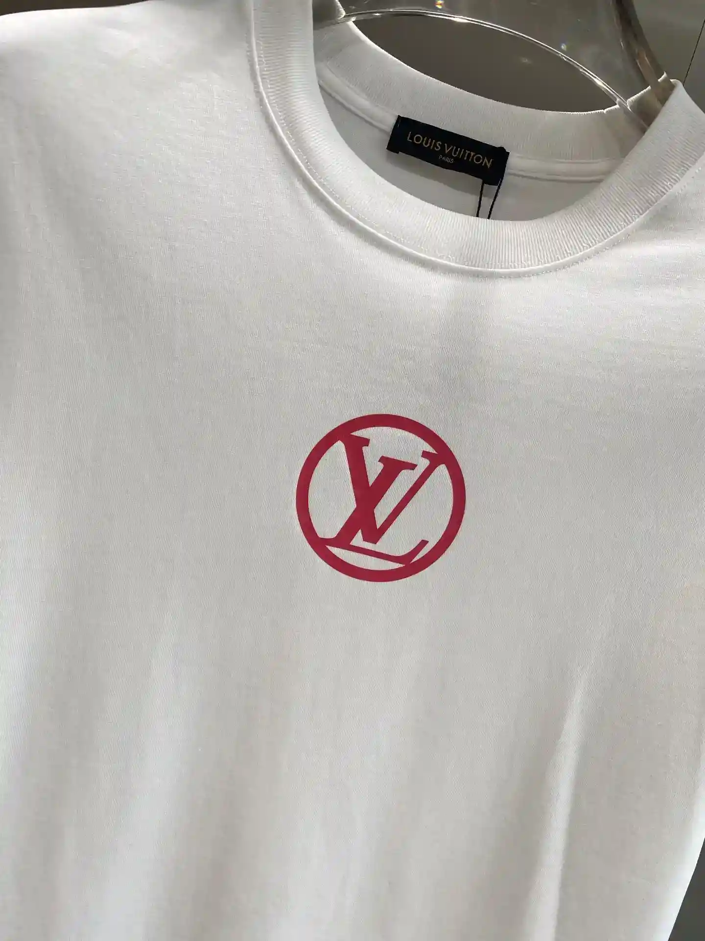 Image [4]-"𝙉𝙚𝙬🤍 LV" LV T-shirt noir et blanc avec la collision du classique et de l'individualité Le logo LV rose emblématique sur la poitrine éclaire instantanément la forme globale de la mode sens de l'éclatement des tissus agréable à la peau et doux à porter ultra-confortable version de l'ample S-XXL. 🅿️420-High Faux Bags