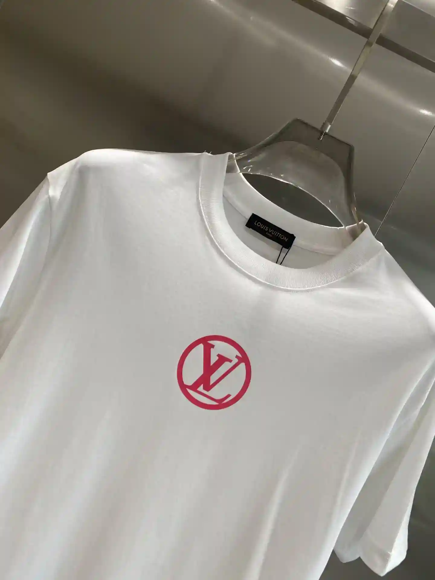 Imagen [3]-"𝙉𝙚𝙬🤍 LV" LV camiseta en blanco y negro con la colisión de lo clásico y la individualidad El icónico logotipo de color rosa LV en el pecho al instante se ilumina la forma general de la sensación de moda de las telas que estallan agradable a la piel y suave de llevar versión ultra cómoda de la floja S-XXL 🅿️420-Altas bolsas de imitación