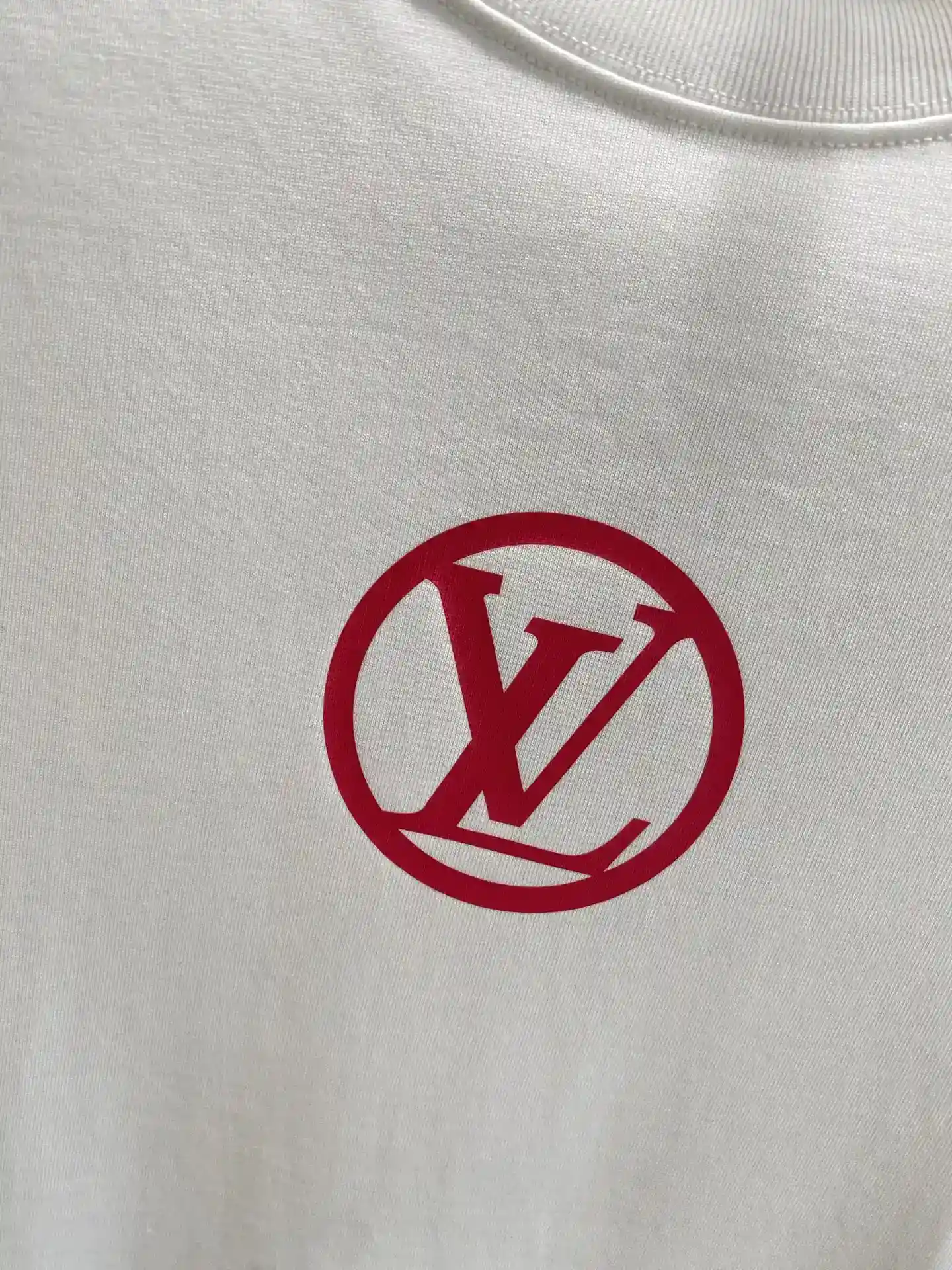 Image [5]-"𝙉𝙚𝙬🤍 LV" LV T-shirt noir et blanc avec la collision du classique et de l'individualité Le logo LV rose emblématique sur la poitrine éclaire instantanément la forme globale de la mode sens de l'éclatement tissu agréable à la peau et doux à porter ultra-confortable version de l'ample S-XXL 🅿️420-High Faux Bags