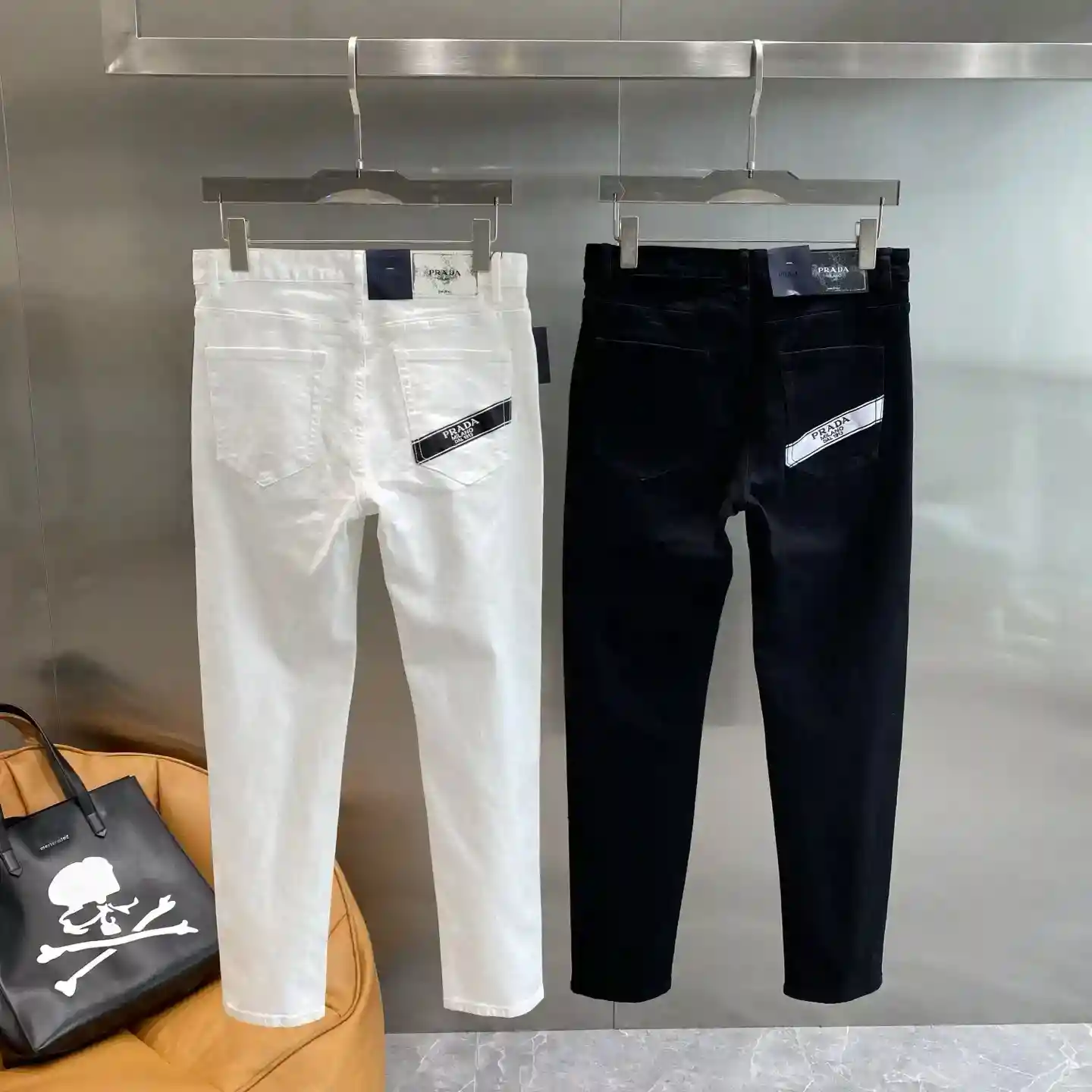 𝙉𝙚𝙬🤍 Prada" Prada jeans preto e branco clássico moda encontro branco puro preto legal interpretação bonito de diferentes estilos cintura de volta no logotipo Prada conspícuo tiras reconhecimento puxado cheio de senso de moda de textura de tecido estourando soberba 29-36 🅿️520-malas-da-moda-cheia