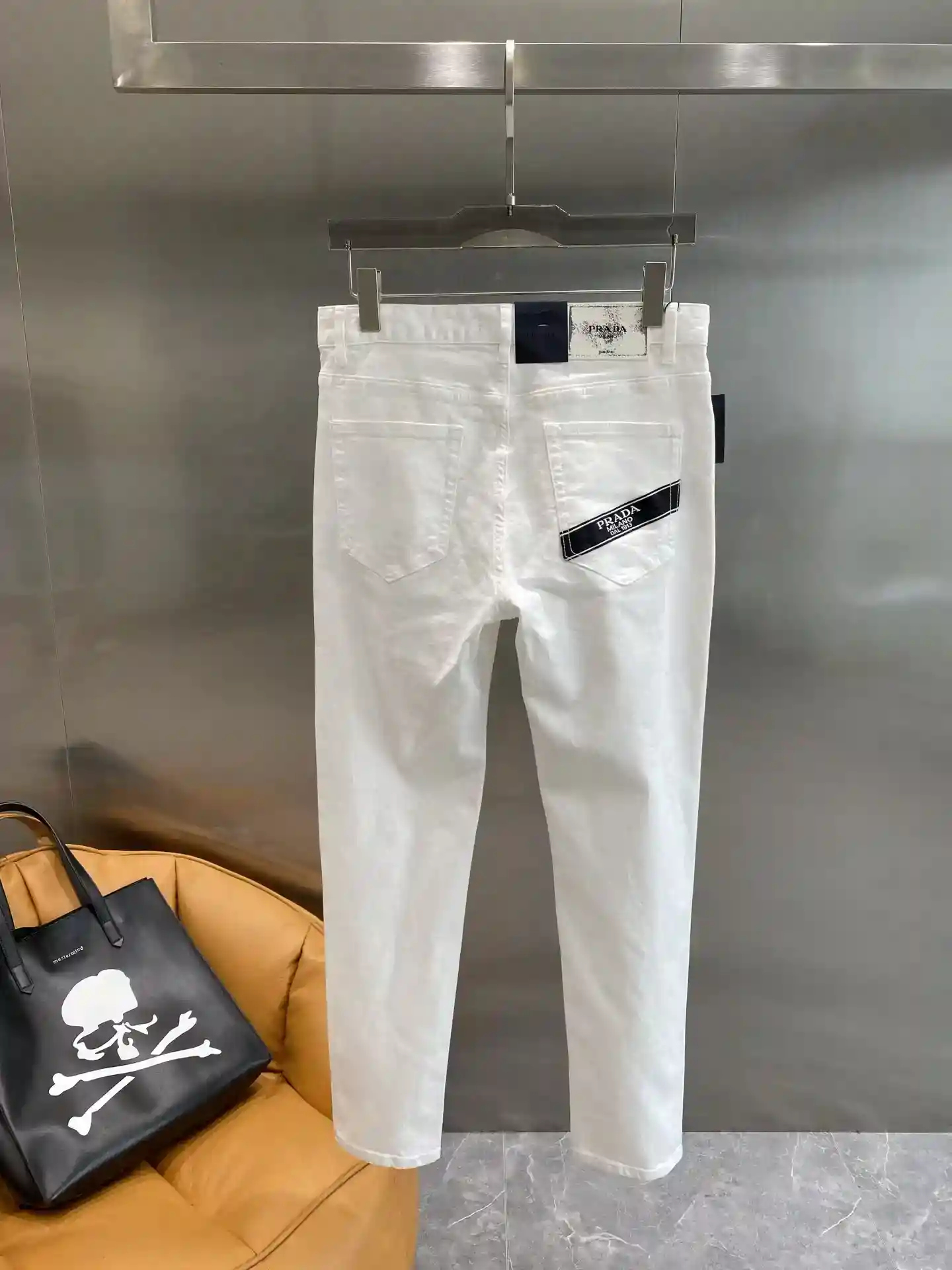 Foto [6]-"𝙉𝙚𝙬🤍 Prada" Prada jeans blanco y negro clásico encuentro de moda blanco puro negro fresco guapo interpretación de diferentes estilos de la cintura hacia atrás en el logotipo de Prada llamativo tiras de reconocimiento tiró lleno de sentido de la moda de estallar textura de la tela magnífica 29-36 🅿️520-alta-moda-bolsos