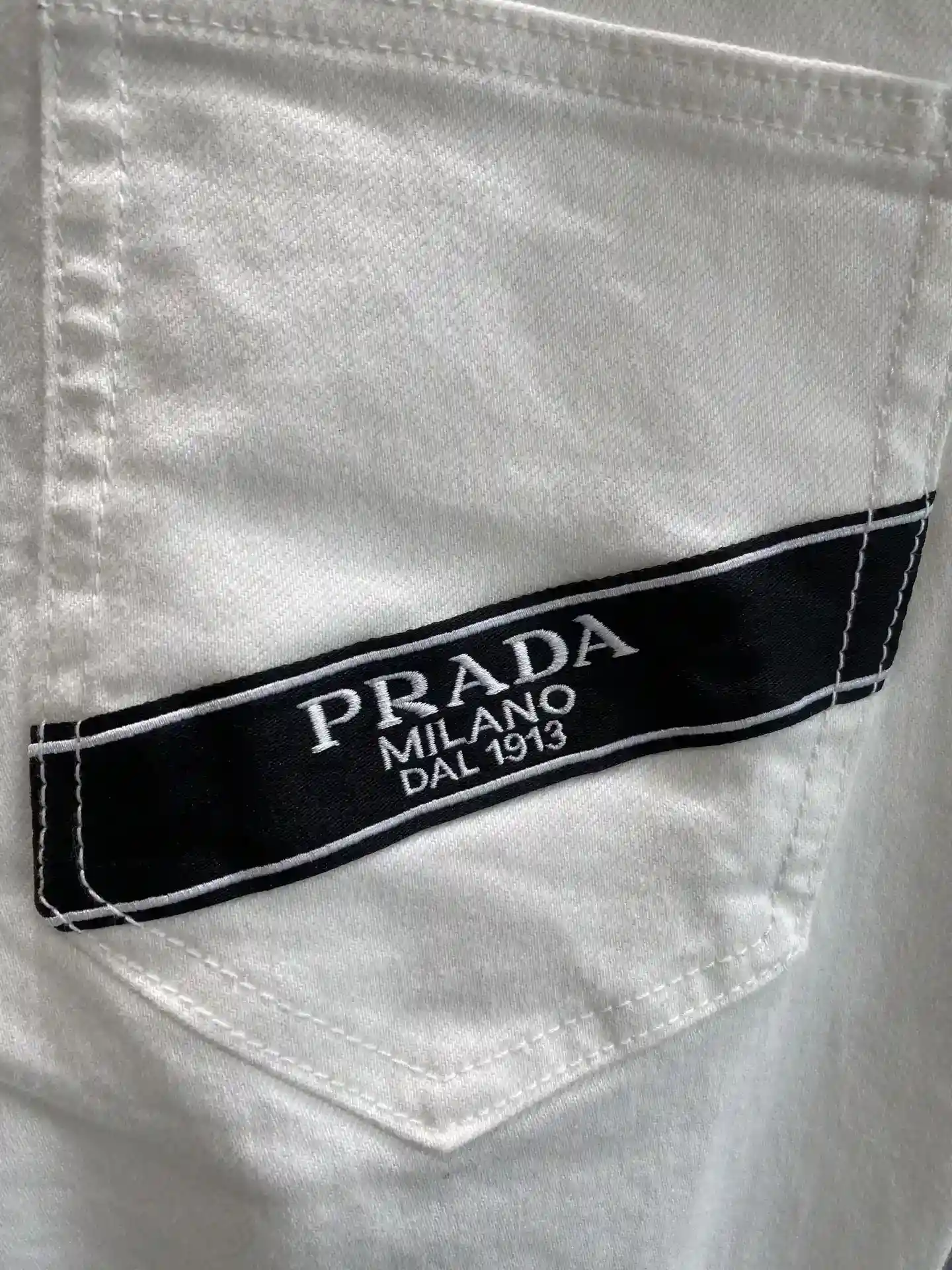 Foto [9]-"𝙉𝙚𝙬🤍 Prada" Prada jeans blanco y negro clásico encuentro de moda blanco puro negro fresco guapo interpretación de diferentes estilos de la cintura hacia atrás en el logotipo de Prada llamativo tiras de reconocimiento tiró lleno de sentido de la moda de estallar textura de la tela magnífica 29-36 🅿️520-alta-moda-bolsos