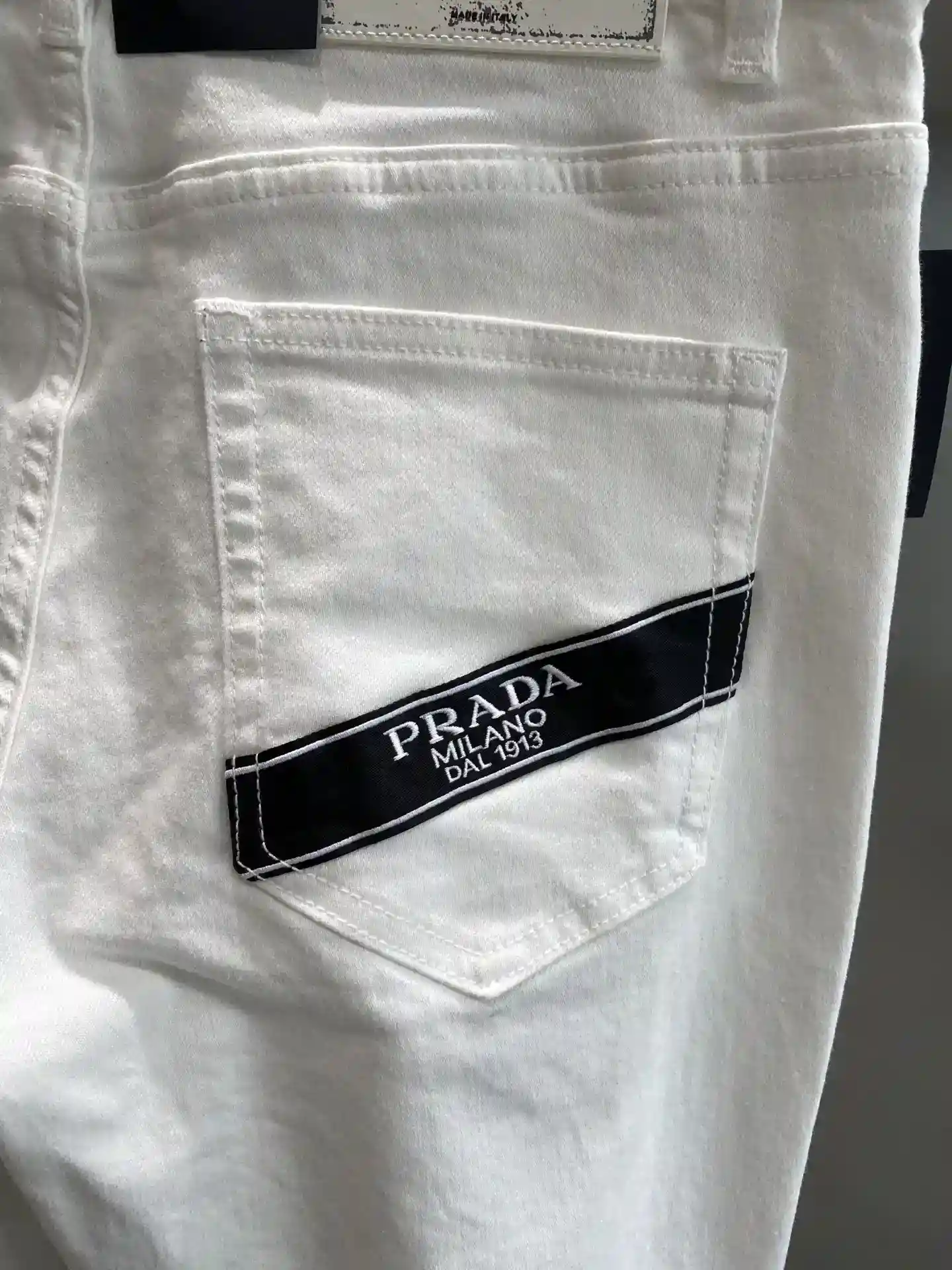 Image [8]-"𝙉𝙚𝙬🤍 Prada" Prada jeans noir et blanc mode classique rencontre blanc pur noir cool belle interprétation de différents styles taille arrière au logo Prada ostensible bandes reconnaissance tiré plein de sens de la mode de l'éclatement texture du tissu superbe 29-36 🅿️520-sacs-haute-mode