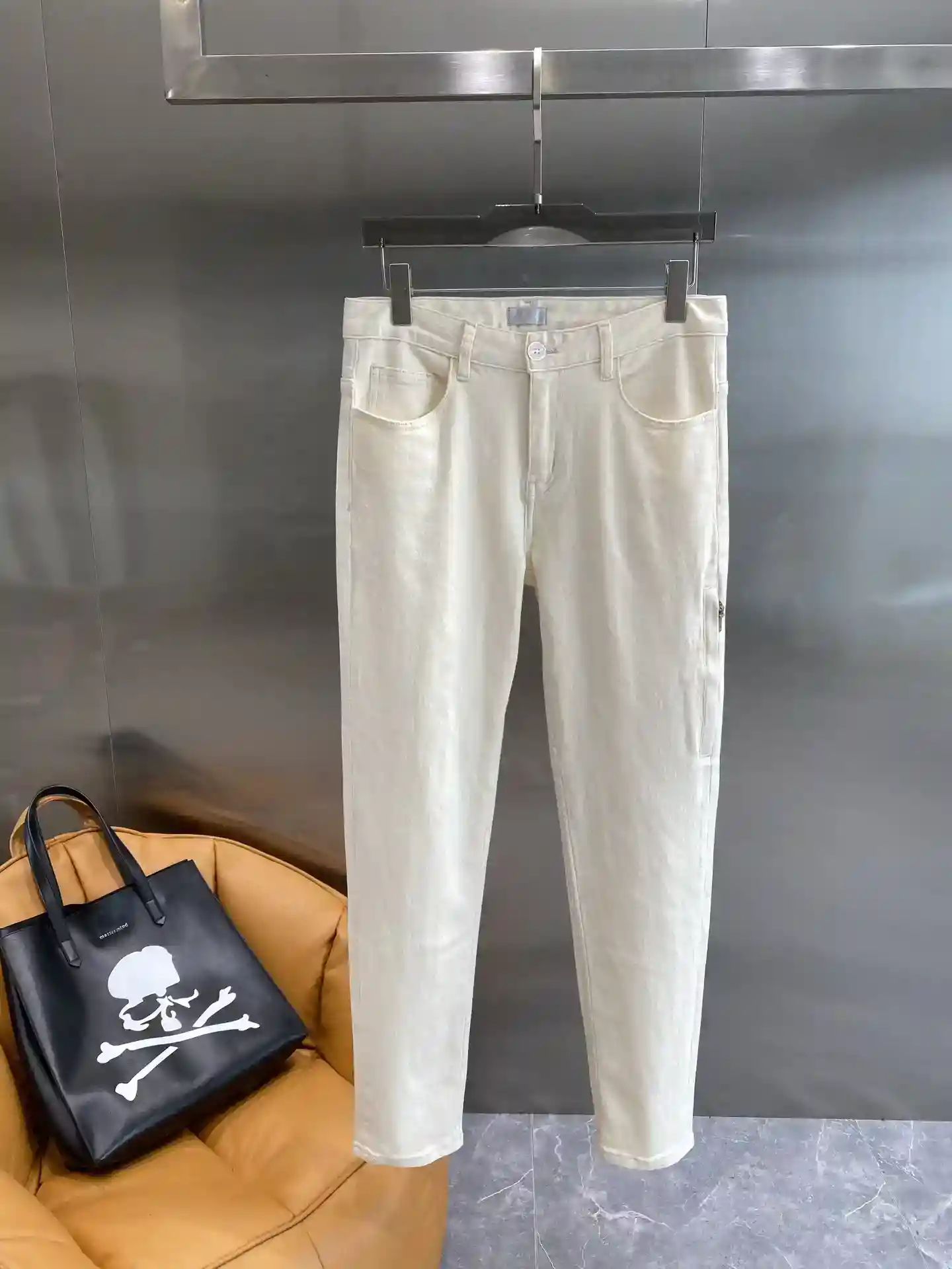 𝙉𝙚𝙬🤍 Dior beige jeans Dior beige jeans in simplicity! Soft tones full of elegant atmosphere sense of upper body super show temperament small brand logo at the back waist low-key exquisite show unique taste fabric texture is great soft and have a sense of firmness version of the figure of the inclusive 29-36🅿️520-high-fashion bags