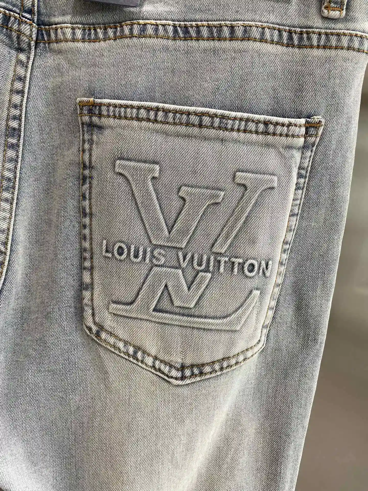 Imagen [9]-"𝙉𝙚𝙬🤍 LV" 2025 Azul claro denim mostrar auto casual en el bolsillo trasero de la cintura de gran tamaño LV clásica etiqueta de identificación tirón completo sentido de la moda estallido 29-36🅿️520-alta imitación bolsas