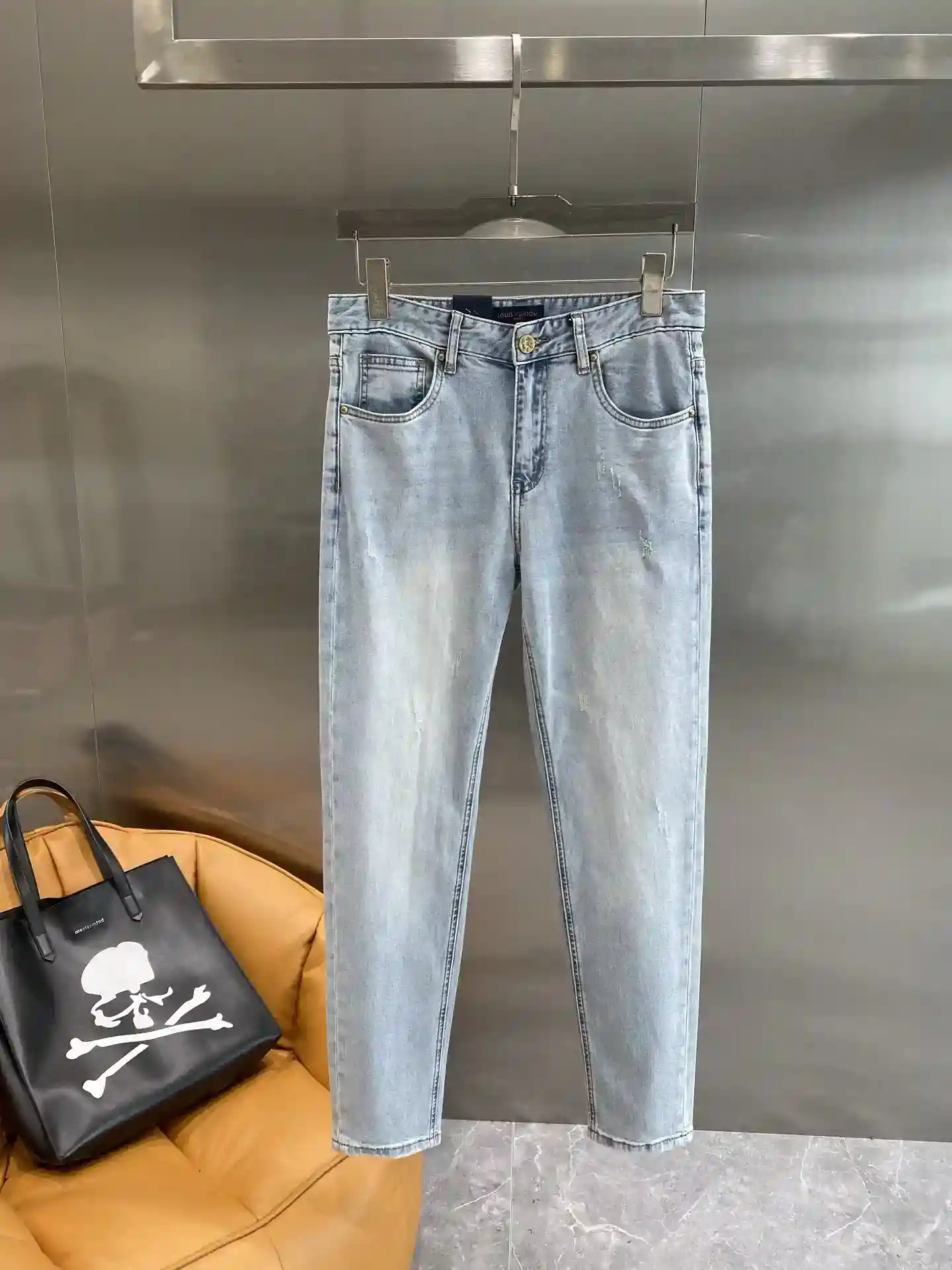 Imagen [2]-"𝙉𝙚𝙬🤍LV "2025 denim azul claro muestran casual y cómodo en el bolsillo trasero de la cintura de gran tamaño LV clásica etiqueta de identificación tirón lleno de sentido de la moda de estallar 29-36🅿️520-alta imitación bolsas