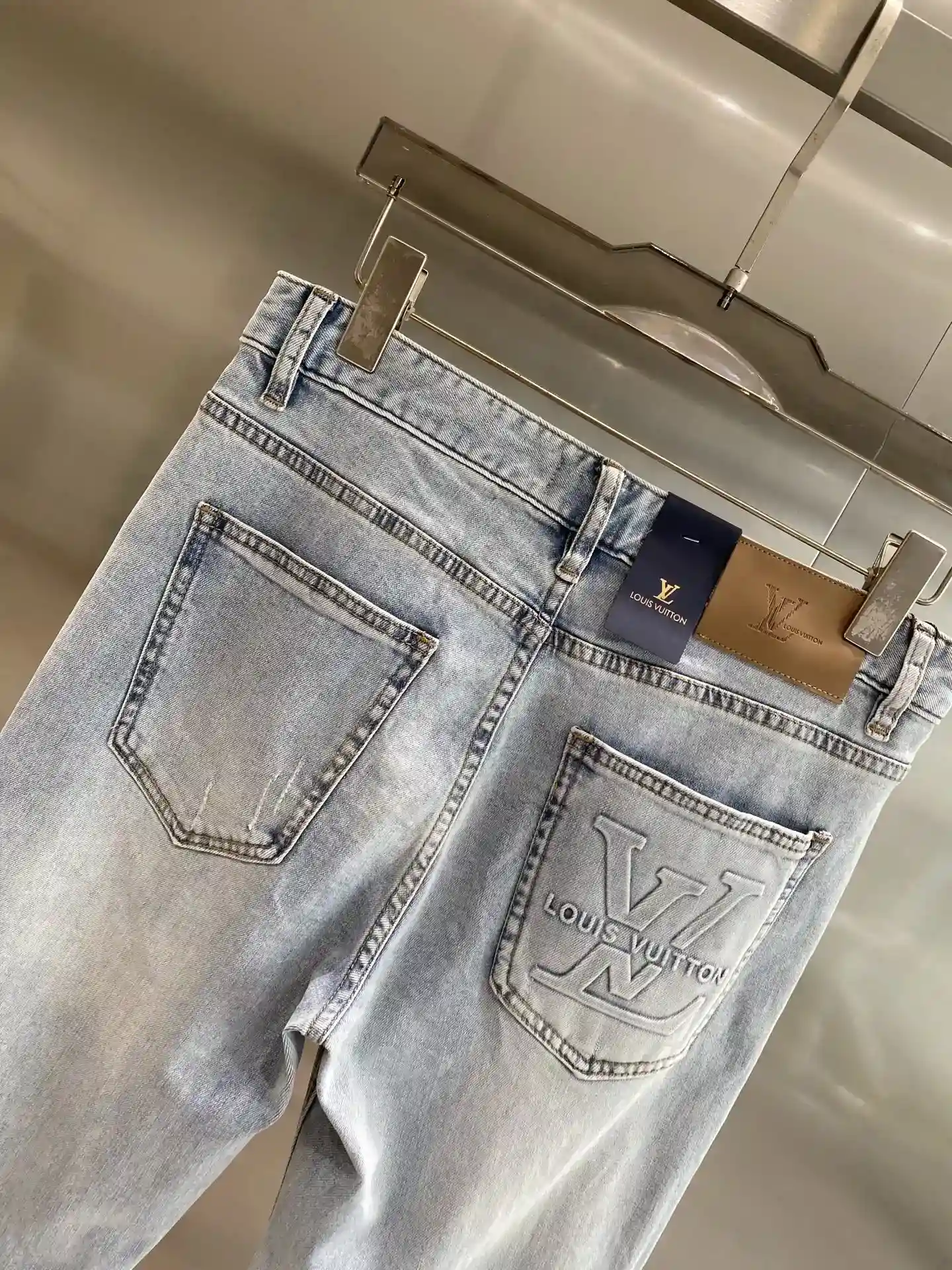 Imagen [7]-"𝙉𝙚𝙬🤍LV" 2025 Azul claro denim mostrar auto casual en el bolsillo trasero de la cintura de gran tamaño LV clásica etiqueta de identificación tirón completo sentido de la moda estallido 29-36🅿️520-alta imitación bolsas