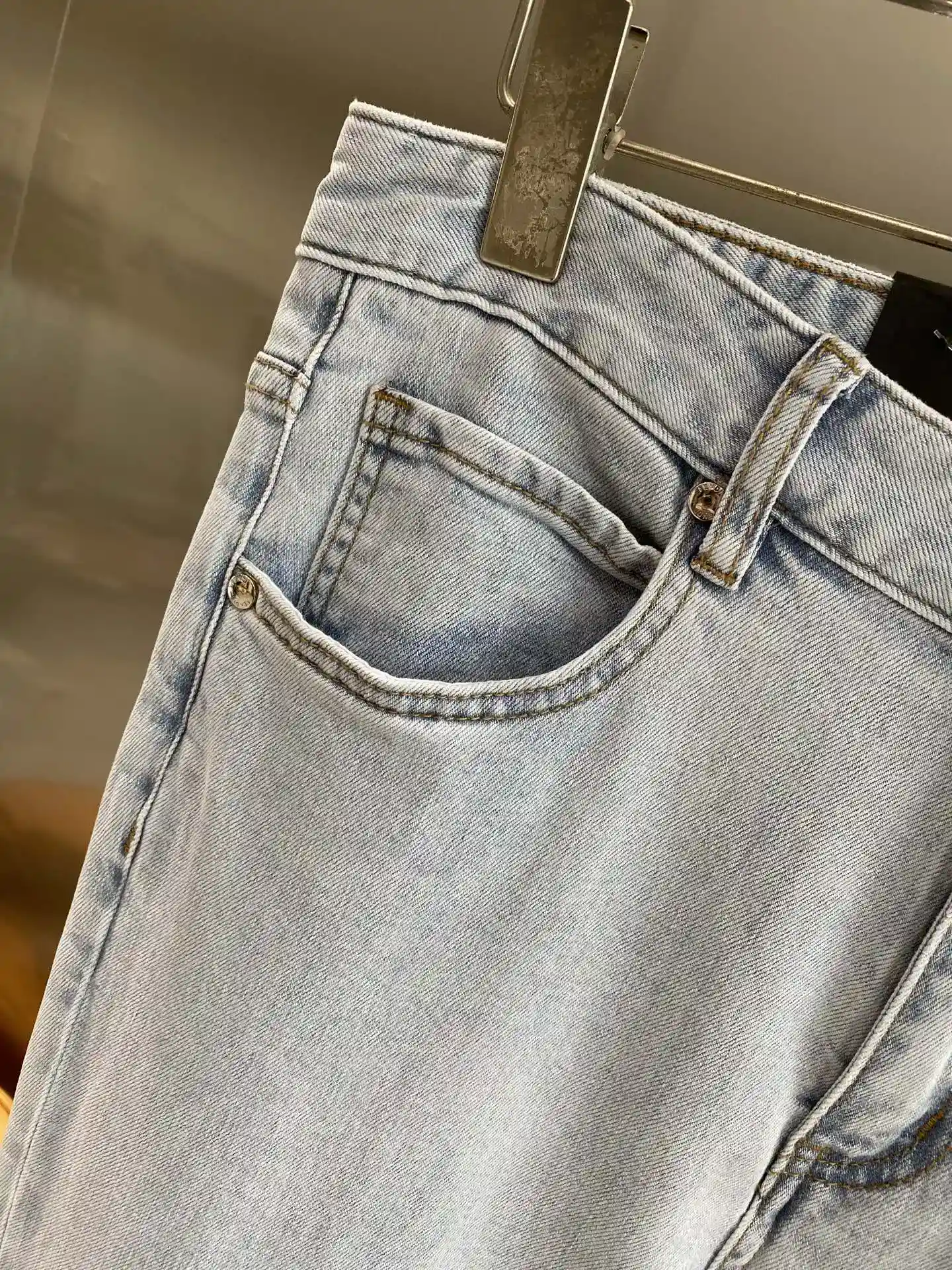 Foto [5]-"𝙉𝙚𝙬🤍 Fendi jeans" Fendi jeans de la moda y la personalidad de la colisión perfecta de mezclilla azul claro refrescante y el envejecimiento de la cintura hacia atrás del diseño único bloque de color con el logotipo de la marca icónica personalidad está llena de lleno del sentido de la tendencia 29-36 🅿️520-bolsos-de-alta-moda