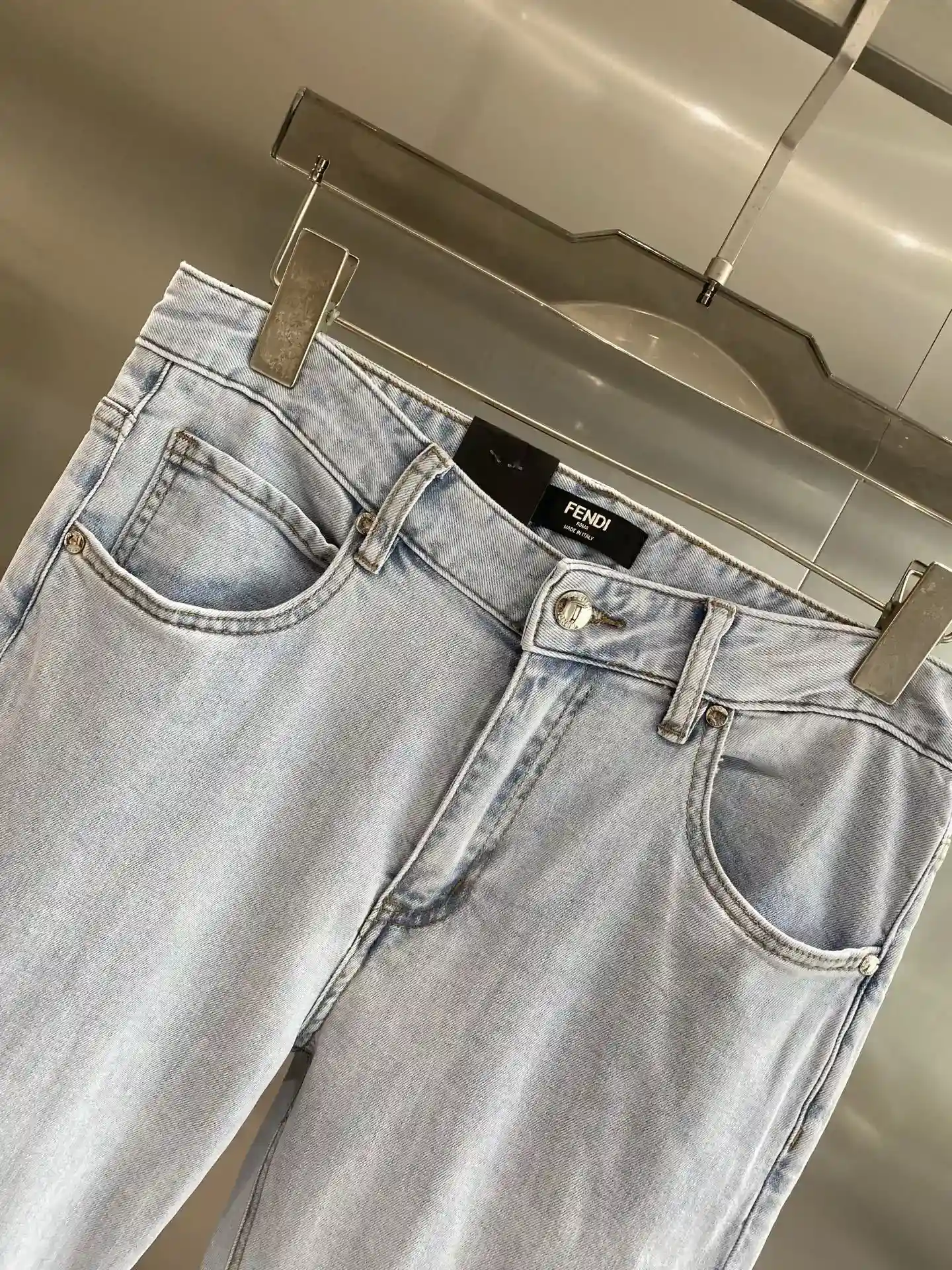 Image [3]-"𝙉𝙚𝙬🤍 Fendi jeans" Fendi jeans mode et personnalité de la collision parfaite de denim bleu clair rafraîchir et vieillir la taille arrière de la conception de bloc de couleur unique avec le logo emblématique de la marque personnalité est plein de plein de sens de la tendance 29-36. 🅿️520-sacs-haute-mode