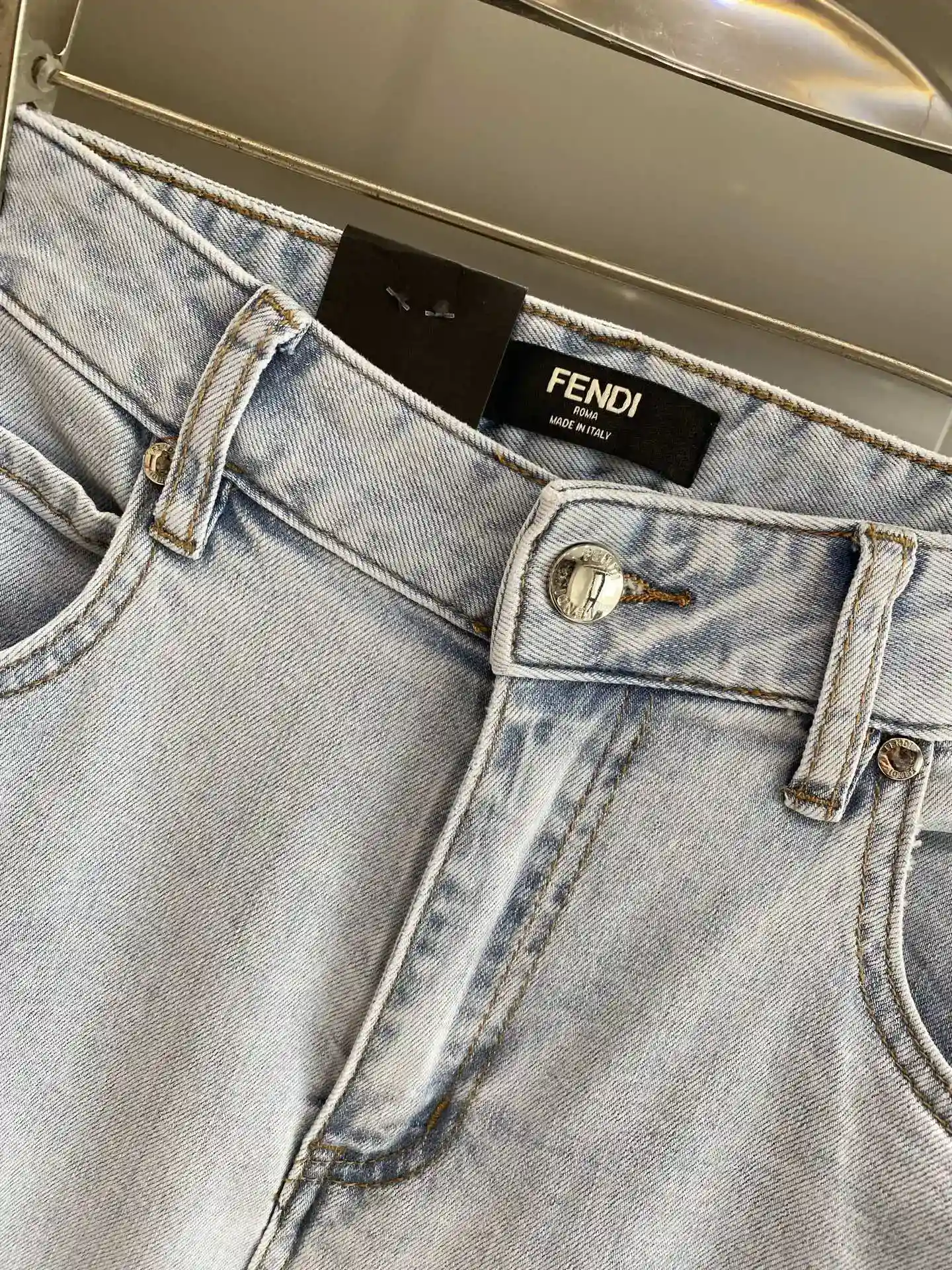 Image [4]-"𝙉𝙚𝙬🤍 Fendi jeans" Fendi jeans mode et personnalité de la collision parfaite de denim bleu clair rafraîchir et vieillir la taille arrière de la conception de bloc de couleur unique avec le logo emblématique de la marque personnalité est plein de plein de sens de la tendance 29-36. 🅿️520-sacs-haute-mode