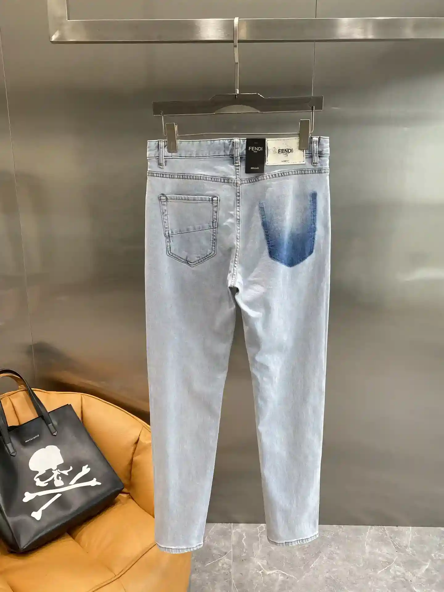 𝙉𝙚𝙬🤍 Fendi jeans "Fendi jeans de la moda y la personalidad de la colisión perfecta de mezclilla azul claro refrescante y el envejecimiento de la cintura trasera del diseño único bloque de color con el logotipo de la marca icónica personalidad está llena de lleno del sentido de la tendencia 29-36 🅿️520-alta-moda-bolsos