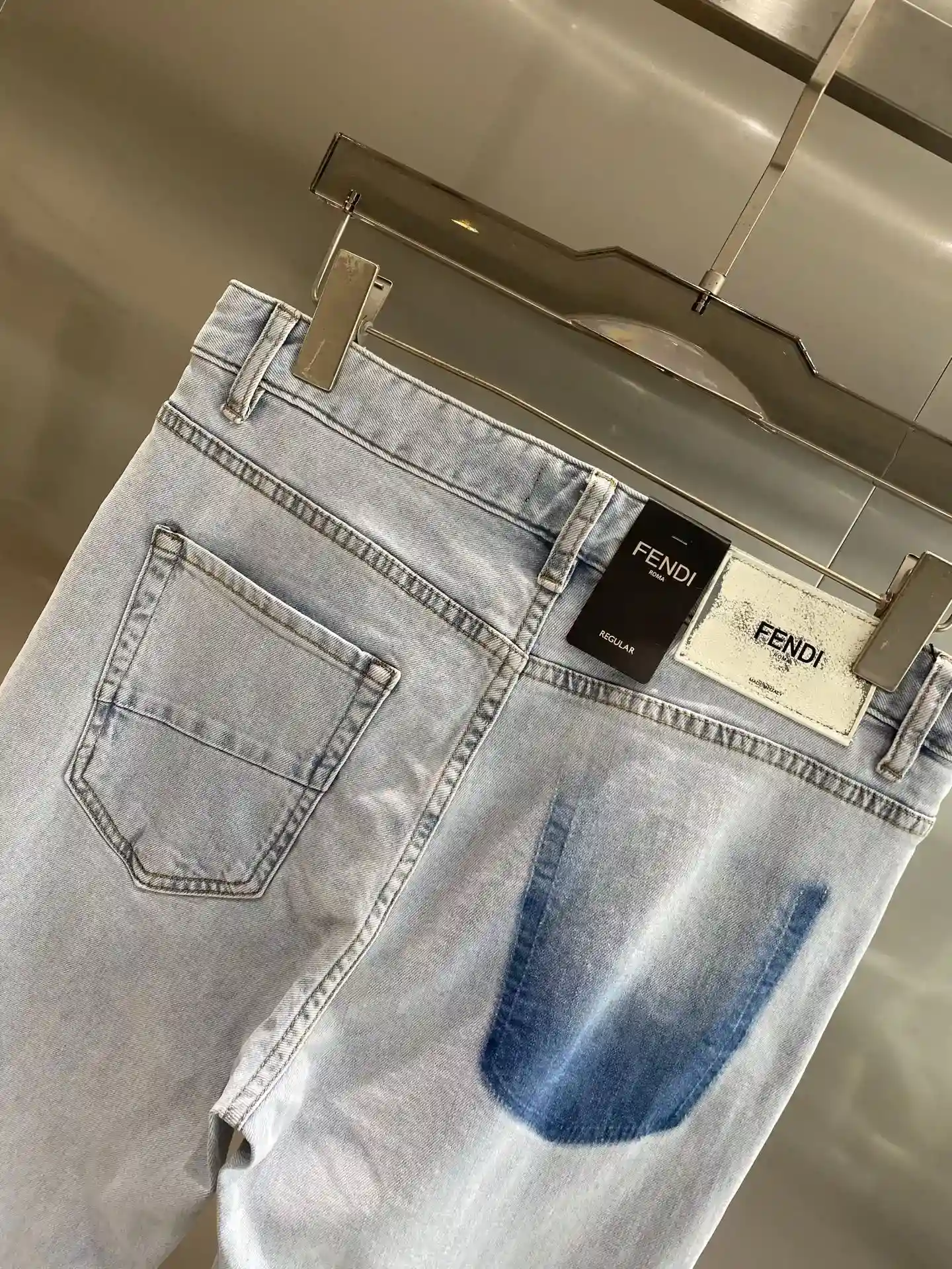 Foto [8]-"𝙉𝙚𝙬🤍 Fendi jeans" Fendi jeans de la moda y la personalidad de la colisión perfecta de mezclilla azul claro refrescante y el envejecimiento de la cintura hacia atrás del diseño único bloque de color con el logotipo de la marca icónica personalidad está llena de lleno del sentido de la tendencia 29-36 🅿️520-bolsos-de-alta-moda