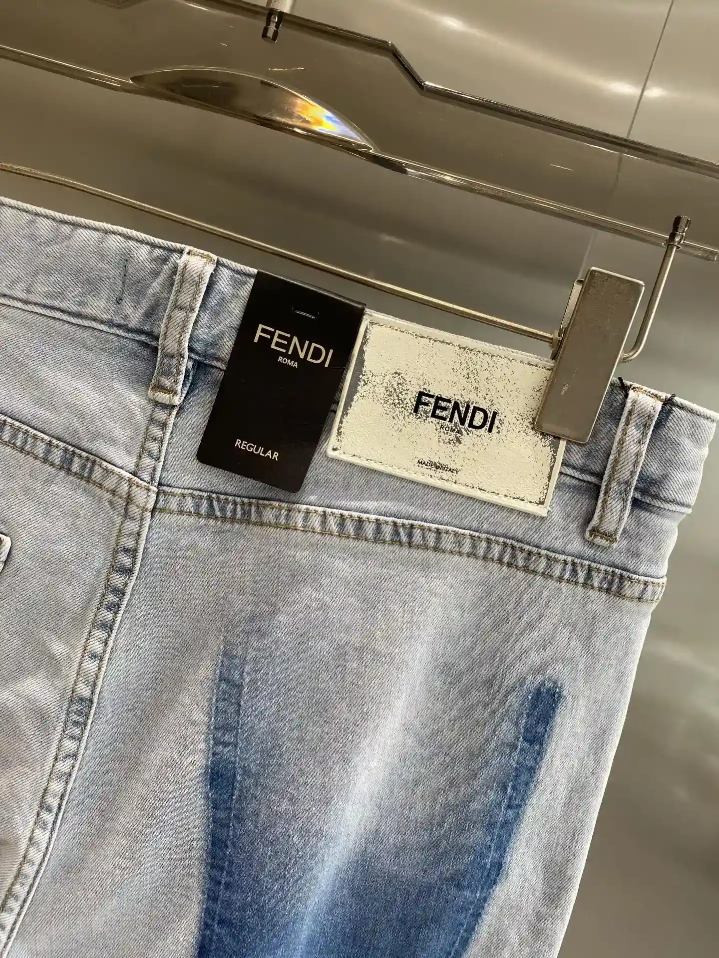 Foto [9]-"𝙉𝙚𝙬🤍 Fendi jeans" Fendi jeans de la moda y la personalidad de la colisión perfecta de mezclilla azul claro refrescante y el envejecimiento de la cintura hacia atrás del diseño único bloque de color con el logotipo de la marca icónica personalidad está llena de lleno del sentido de la tendencia 29-36 🅿️520-bolsos-de-alta-moda