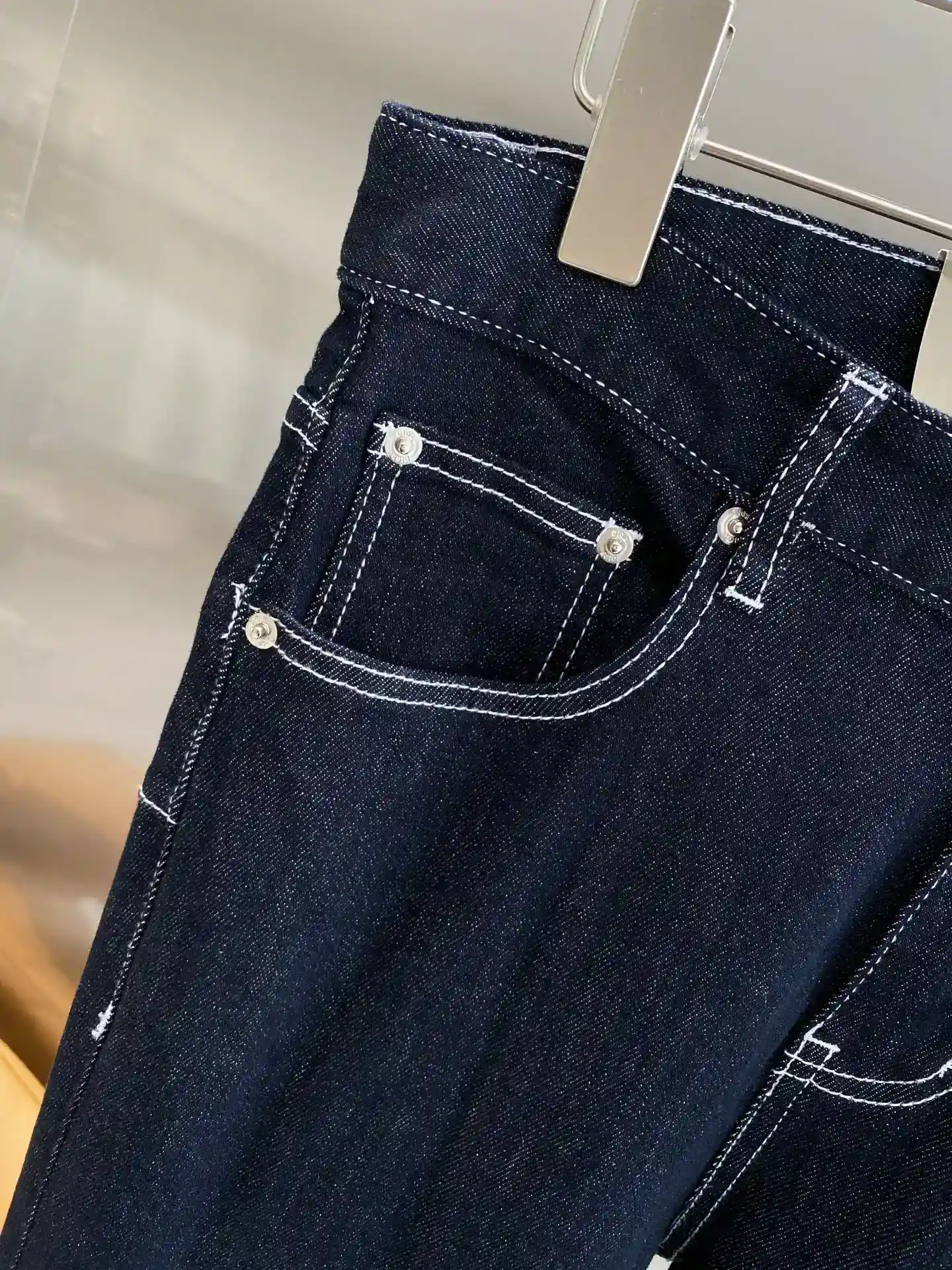 Foto [4]-"𝙉𝙚𝙬🤍 Di home" denim azul oscuro clásico y duradero de la cintura hacia atrás en el diseño único patrón de parches al instante romper el sentido monótono de la tendencia tirar lleno de etiquetas de cuero y exquisitos detalles de costura destacando la calidad del patrón es muy impresionante en la parte superior del cuerpo cómodo y confortable 29-36 🅿️520-Altas bolsas de imitación