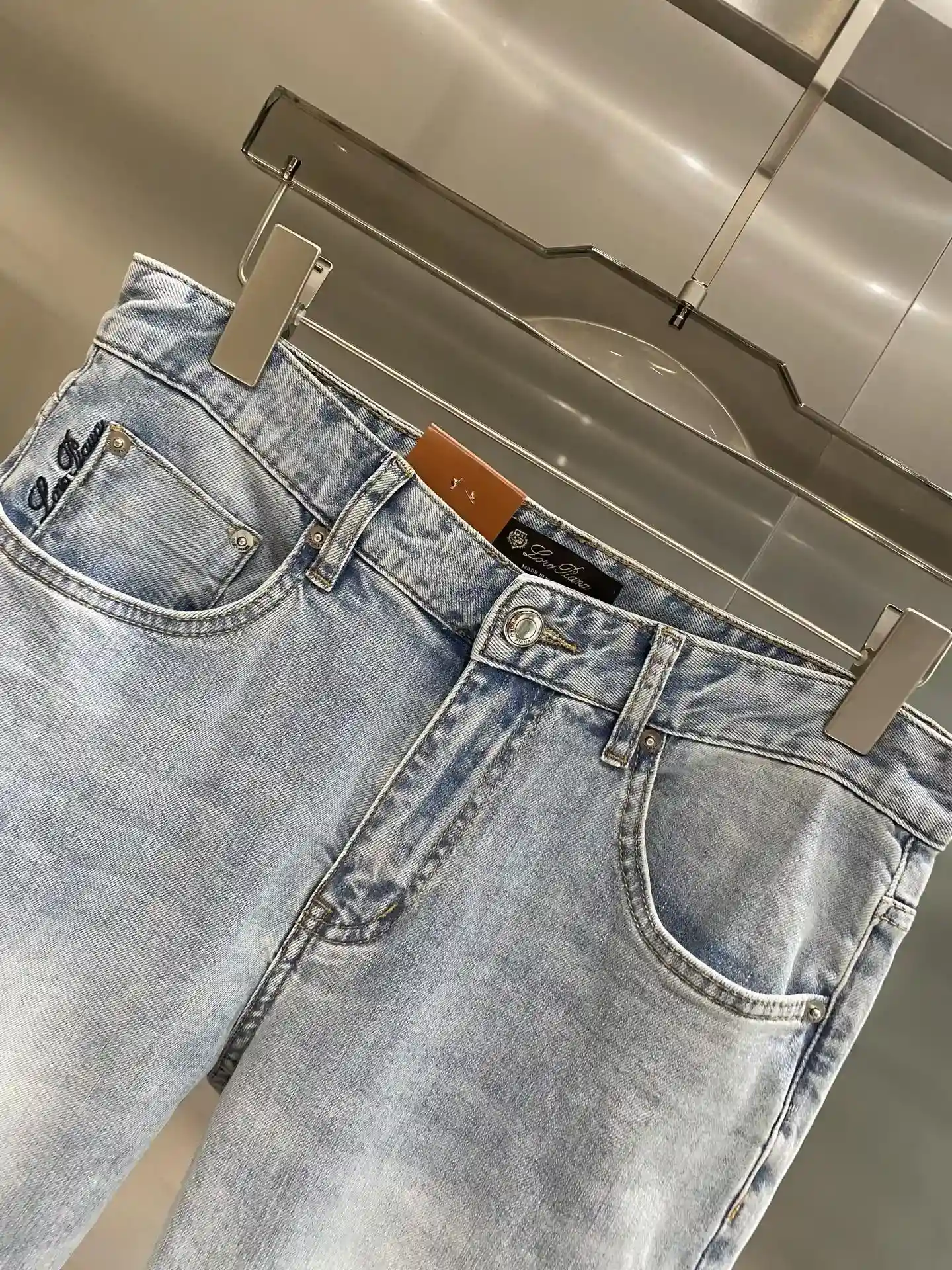 Image [3] - The 𝙉𝙚𝙬🤍 LP Family 2025 Hipster must-have ! Pantalon en denim ! Tissu denim bleu clair frais et rétro effet vieux lavage plein de sens de la tendance de la rue de la taille arrière de l'étiquette en cuir et de petits détails broderie texture tirer plein montrent goût unique 29-36🅿️520-high-fashion sacs.