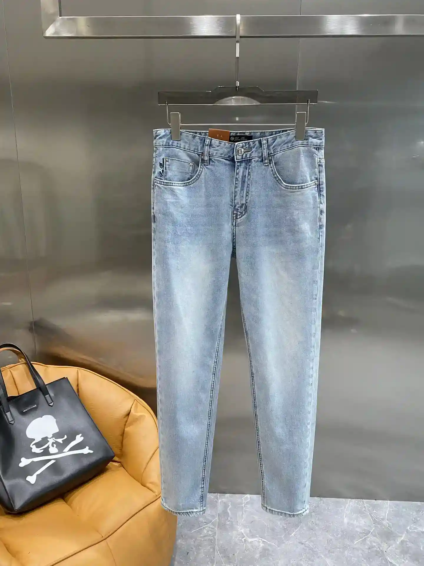 Image [2] - The 𝙉𝙚𝙬🤍 LP Family 2025 Hipster must-have ! Pantalon en denim ! Tissu denim bleu clair frais et rétro effet vieux lavage plein de sens de la tendance de la rue de la taille arrière de l'étiquette en cuir et de petits détails broderie texture tirer plein montrent goût unique 29-36🅿️520-high-fashion sacs.