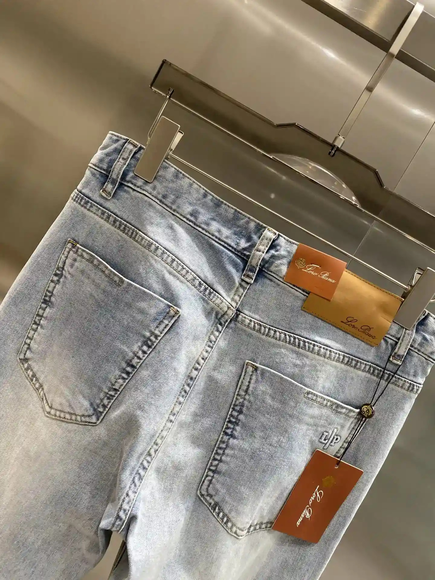 Image [8] - The 𝙉𝙚𝙬🤍 LP Family 2025 Hipster must-have ! Pantalon en denim ! Tissu denim bleu clair frais et rétro effet vieux lavage plein de sens de la tendance de la rue de la taille arrière de l'étiquette en cuir et de petits détails broderie texture tirer plein montrent goût unique 29-36🅿️520-high-fashion sacs.