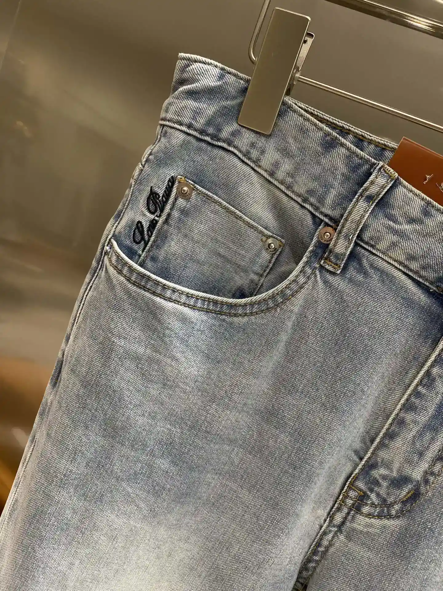 Image [4] - The 𝙉𝙚𝙬🤍 LP Family 2025 Hipster must-have ! Pantalon en denim ! Tissu denim bleu clair frais et rétro effet vieux lavage plein de sens de la tendance de la rue de la taille arrière de l'étiquette en cuir et de petits détails broderie texture tirer plein montrent goût unique 29-36🅿️520-high-fashion sacs.