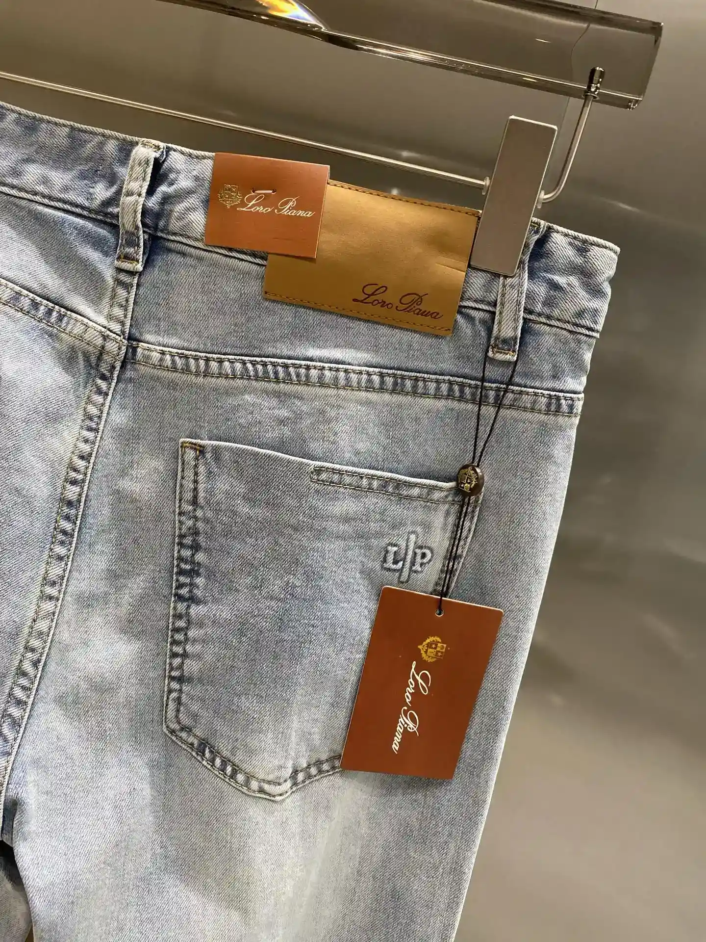 Image [9] - The 𝙉𝙚𝙬🤍 LP Family 2025 Hipster must-have ! Pantalon en denim ! Tissu denim bleu clair frais et rétro effet vieux lavage plein de sens de la tendance de la rue de la taille arrière de l'étiquette en cuir et de petits détails broderie texture tirer plein montrent goût unique 29-36🅿️520-sacs de haute couture.