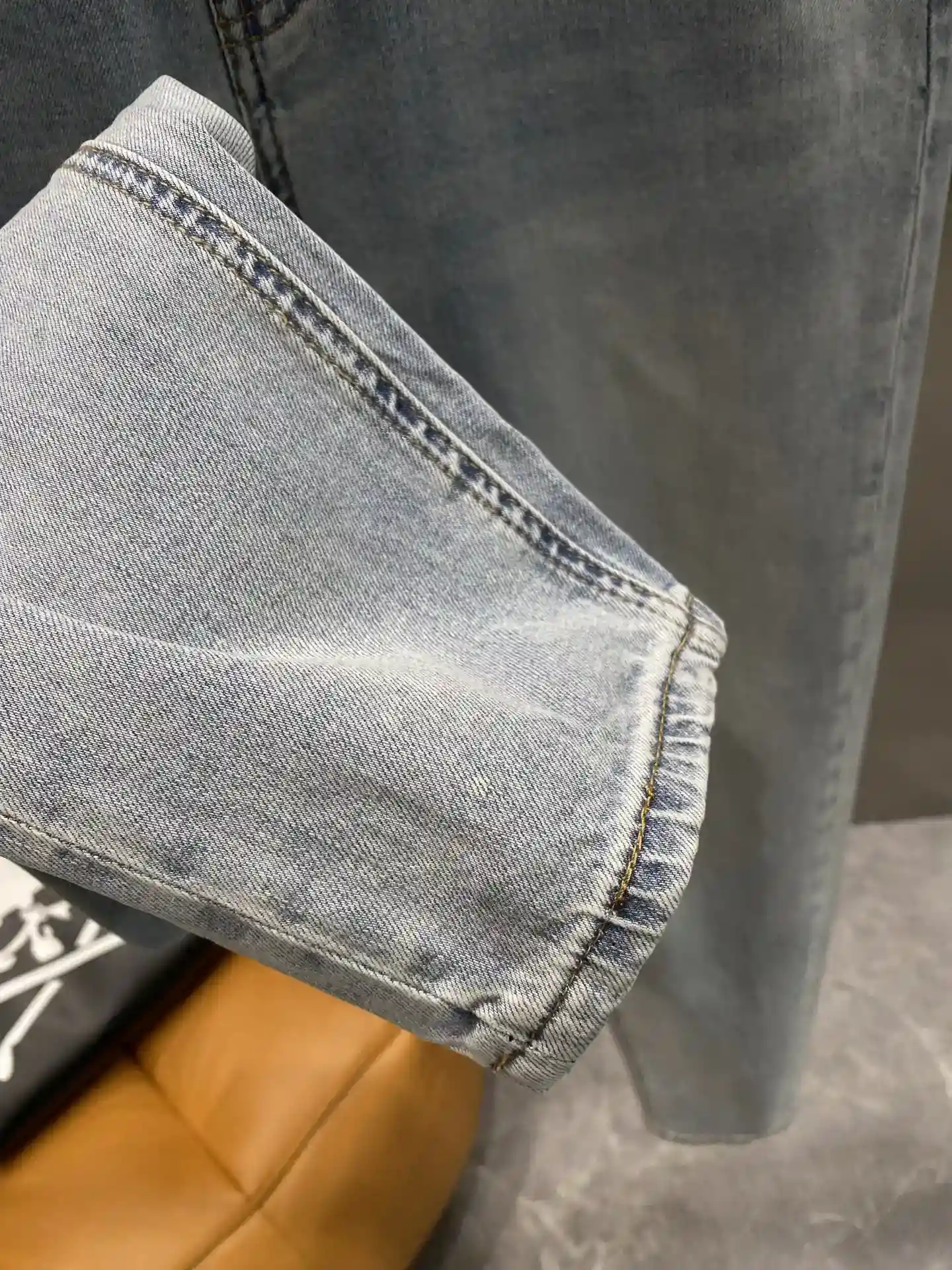 Image [7] - The 𝙉𝙚𝙬🤍 LP Family 2025 Hipster must-have ! Pantalon en denim ! Tissu denim bleu clair frais et rétro effet vieux lavage plein de sens de la tendance de la rue de la taille arrière de l'étiquette en cuir et de petits détails broderie texture tirer plein montrent goût unique 29-36🅿️520-high-fashion sacs.