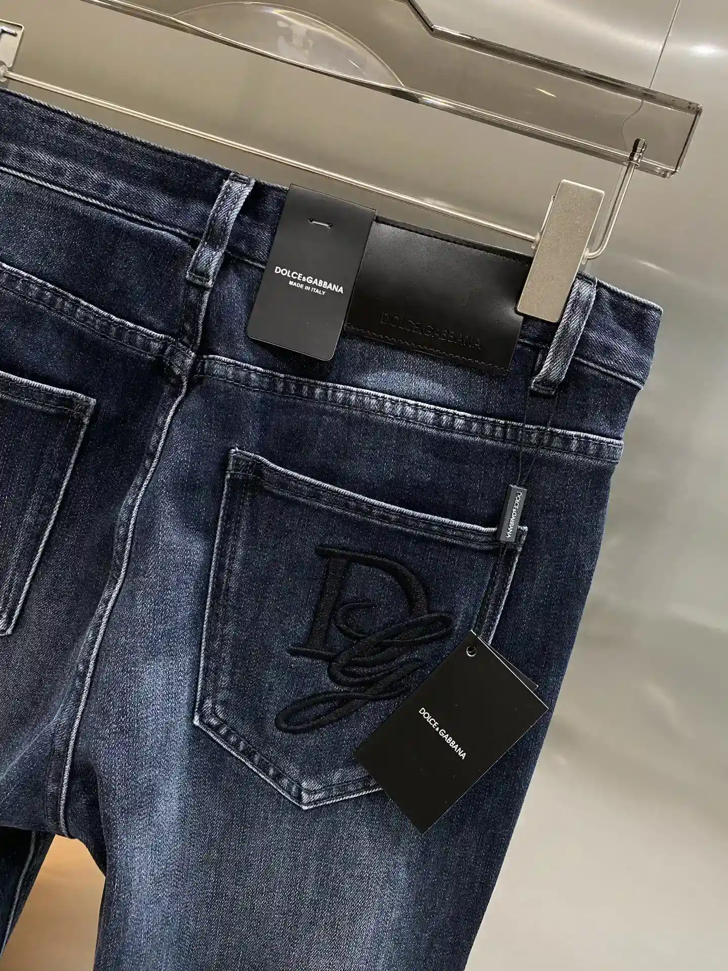 Imagem [8] - "𝙉𝙚𝙬🤍 D&G" 2025 textura clássica de denim azul escuro cheia de bolsos na cintura traseira no requintado logotipo da marca bordado discreto e luxuoso instantaneamente aprimora o estilo geral da versão do excelente ajuste da linha da perna e não será apertado29-36 🅿️520-sacos-da-alta-moda