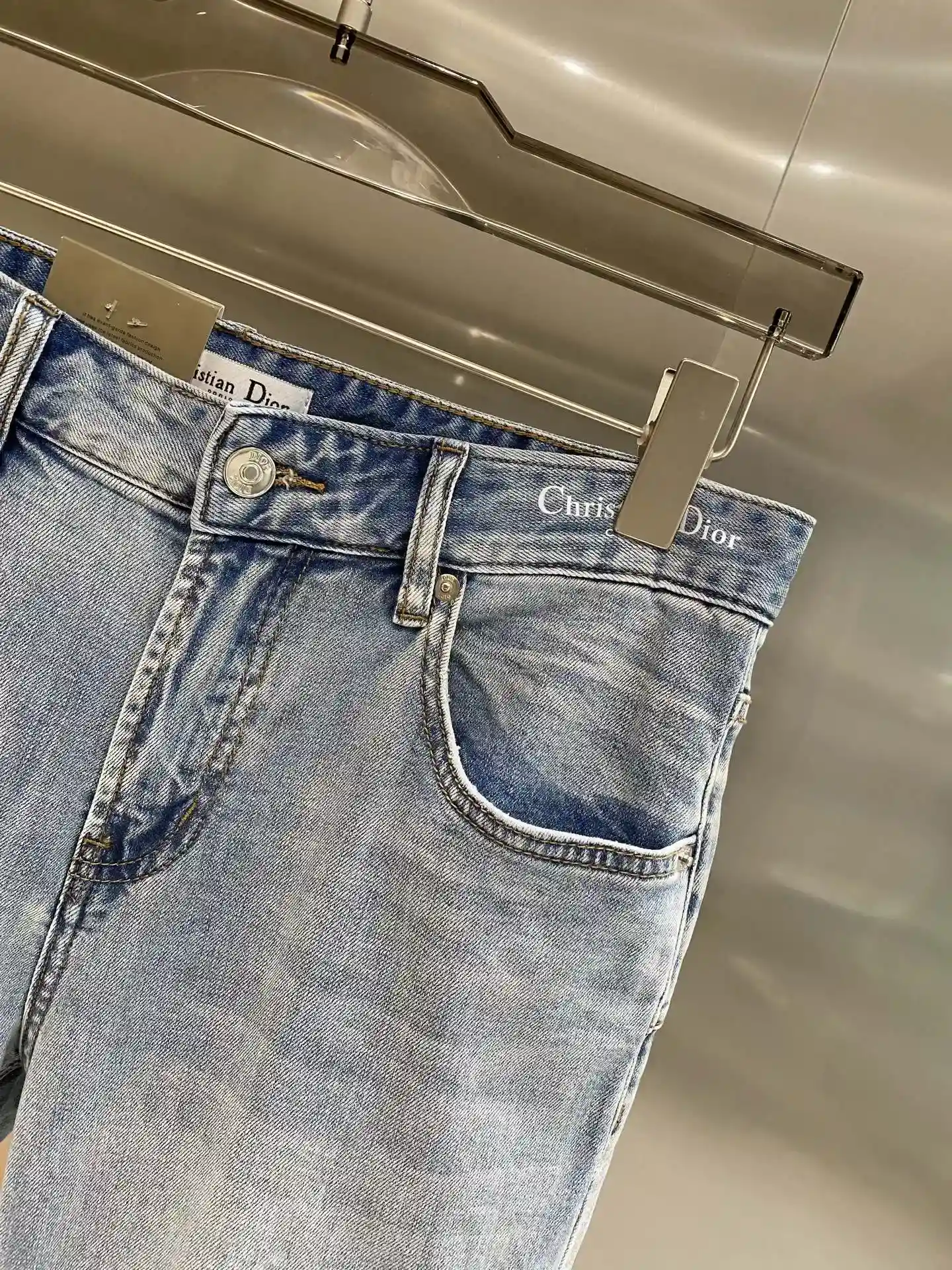 صورة [4]- صورة [4]-"𝙉𝙚𝙚🤍🤍Dior jeans" جينز ديور جينز كلاسيكي من الدنيم الكلاسيكي تفسير جديد للدنيم الأزرق الفاتح الجديد من الدنيم الأزرق الفاتح المنعش والمتعدد الاستخدامات المليء بالحس الشبابي للخصر الخلفي عند العلامة الجلدية وتصميم الخياطة الرائع يبرز جودة العلامة التجارية العالية والأسلوب الفريد من نوعه الرائع! يمكن تعديل شكل الساق بشكل جيد لارتداء مريح وأنيق 29-36🅿️520-حقائب مقلدة عالية الجودة