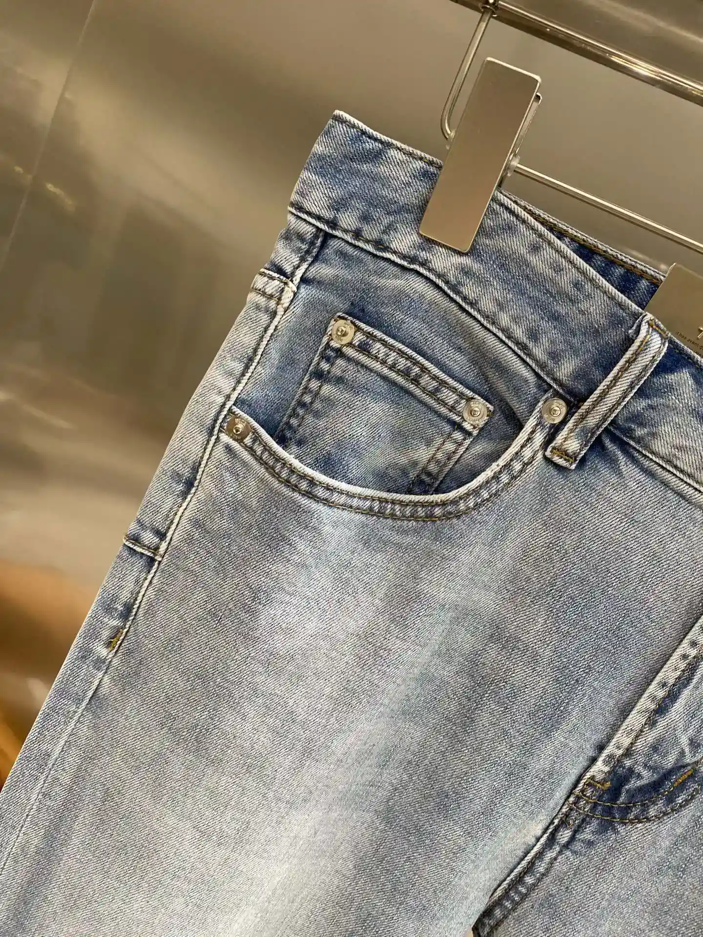 صورة [6]- "𝙉𝙚𝙚🤍🤍Dior jeans" جينز ديور جينز كلاسيكي من الدنيم الكلاسيكي تفسير جديد للدنيم الأزرق الفاتح الجديد من الدنيم الأزرق الفاتح المنعش والمتعدد الاستخدامات المليء بالحس الشبابي من الخصر الخلفي عند العلامة الجلدية وتصميم الخياطة الرائع يبرز جودة العلامة التجارية العالية والأسلوب الفريد من نوعه الرائع! يمكن تعديل شكل الساق بشكل جيد لارتداء مريح وأنيق 29-36🅿️520-حقائب مقلدة عالية الجودة