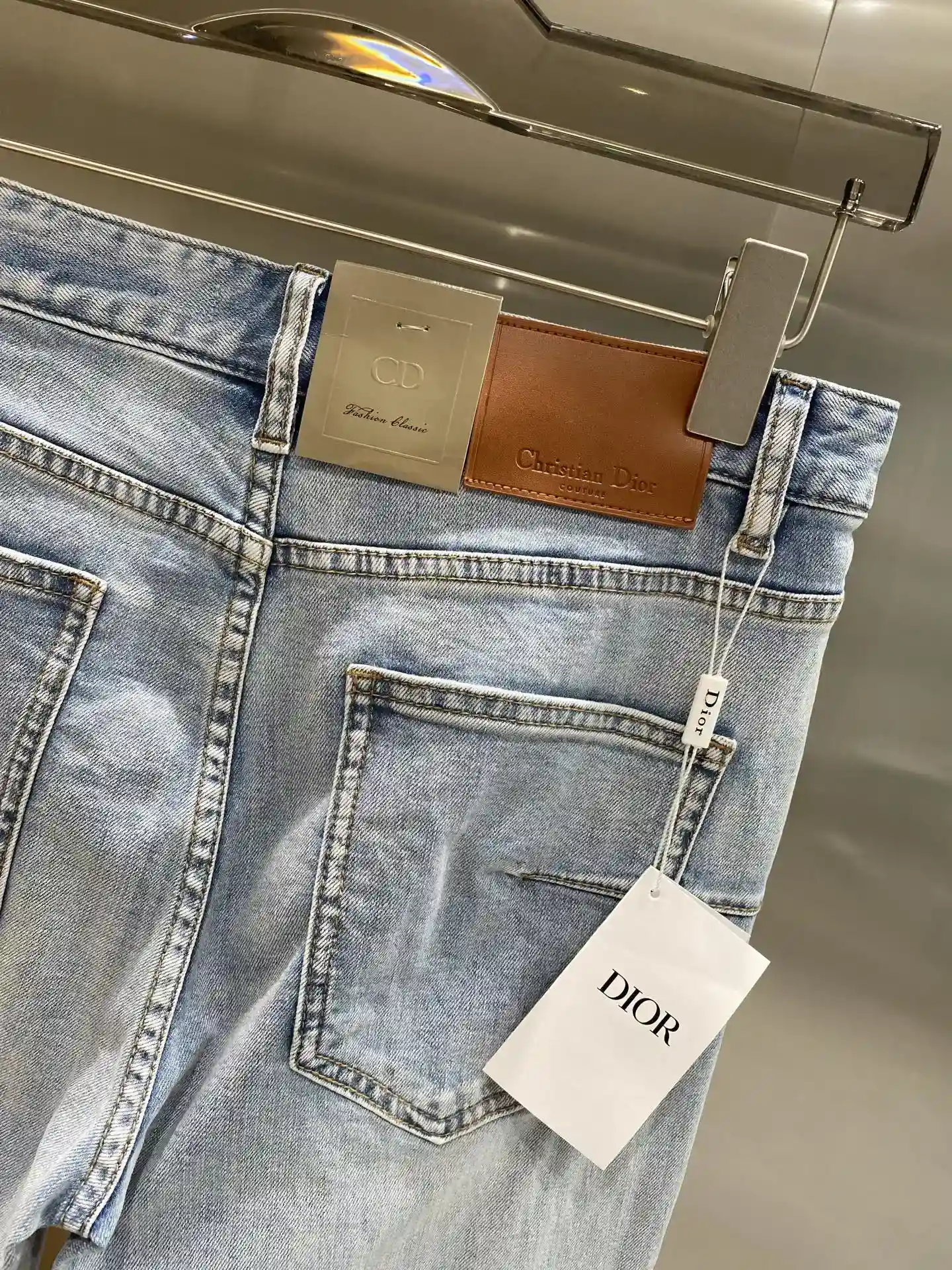 صورة [9] - "𝙉𝙚𝙚🤍🤍Dior jeans" جينز ديور جينز كلاسيكي من الدنيم الكلاسيكي تفسير جديد للدنيم الأزرق الفاتح الجديد من الدنيم الأزرق الفاتح المنعش والمتعدد الاستخدامات المليء بالإحساس الشبابي للخصر الخلفي للعلامة الجلدية وتصميم الخياطة الرائع يبرز جودة العلامة التجارية العالية والأسلوب الفريد من نوعه الرائع! يمكن تعديل شكل الساق بشكل جيد لارتداء مريح وأنيق 29-36🅿️520-حقائب مقلدة عالية الجودة