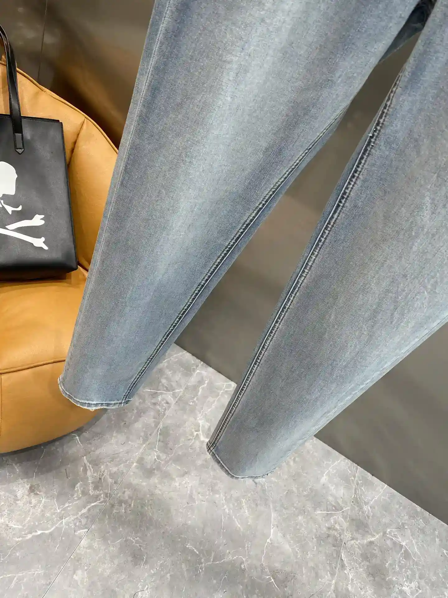 Image [7]-"𝙉𝙚𝙬🤍 Dior jeans" Dior jeans classique denim mode nouvelle interprétation de denim bleu clair frais et polyvalent plein de sens de la jeunesse de la taille arrière à l'étiquette en cuir et le design de couture exquise met en évidence la haute qualité de la marque et le style unique version de l'awesome ! Peut bien modifier la forme de la jambe porter confortable et élégant 29-36🅿️520-high réplique sacs