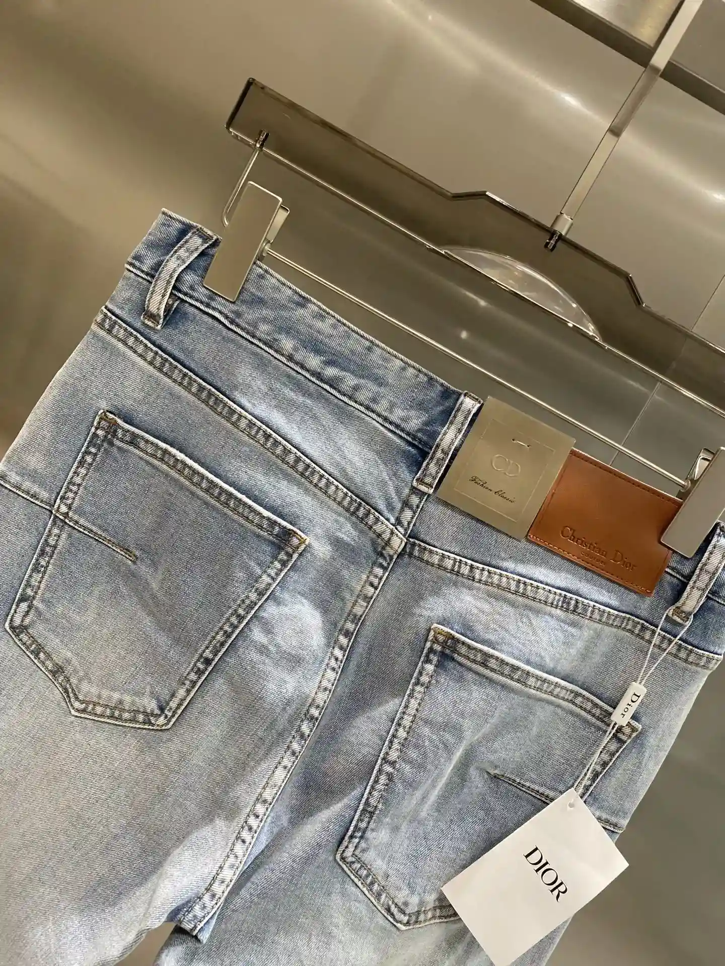 Image [8]-"𝙉𝙚𝙬🤍 Dior jeans" Dior jeans classique denim mode nouvelle interprétation de denim bleu clair frais et polyvalent plein de sens de la jeunesse de la taille arrière à l'étiquette en cuir et le design de couture exquise met en évidence la haute qualité de la marque et le style unique version de l'awesome ! Peut bien modifier la forme de la jambe porter confortable et élégant 29-36🅿️520-high réplique sacs