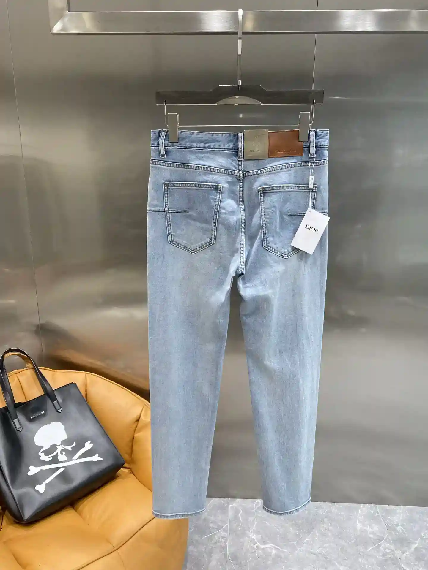 𝙉𝙚𝙬🤍 Dior jeans "Dior jeans classic denim mode nouvelle interprétation de denim bleu clair frais et polyvalent plein de sens de la jeunesse de la taille arrière de l'étiquette en cuir et le design de couture exquise met en évidence la haute qualité de la marque et le style unique de la version de l'awesome peut être très bon pour modifier la. Les jambes portent des sacs de réplique confortables et élégants 29-36🅿️520-haute