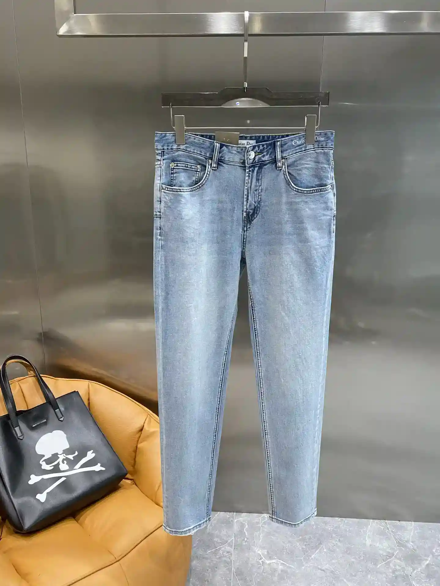 Image [2]-"𝙉𝙚𝙬🤍 Dior jeans" Dior jeans classique denim mode nouvelle interprétation de denim bleu clair frais et polyvalent plein de sens de la jeunesse de la taille arrière à l'étiquette en cuir et le design de couture exquise met en évidence la haute qualité de la marque et le style unique version de l'awesome ! Peut bien modifier la forme de la jambe porter confortable et élégant 29-36🅿️520-high réplique sacs