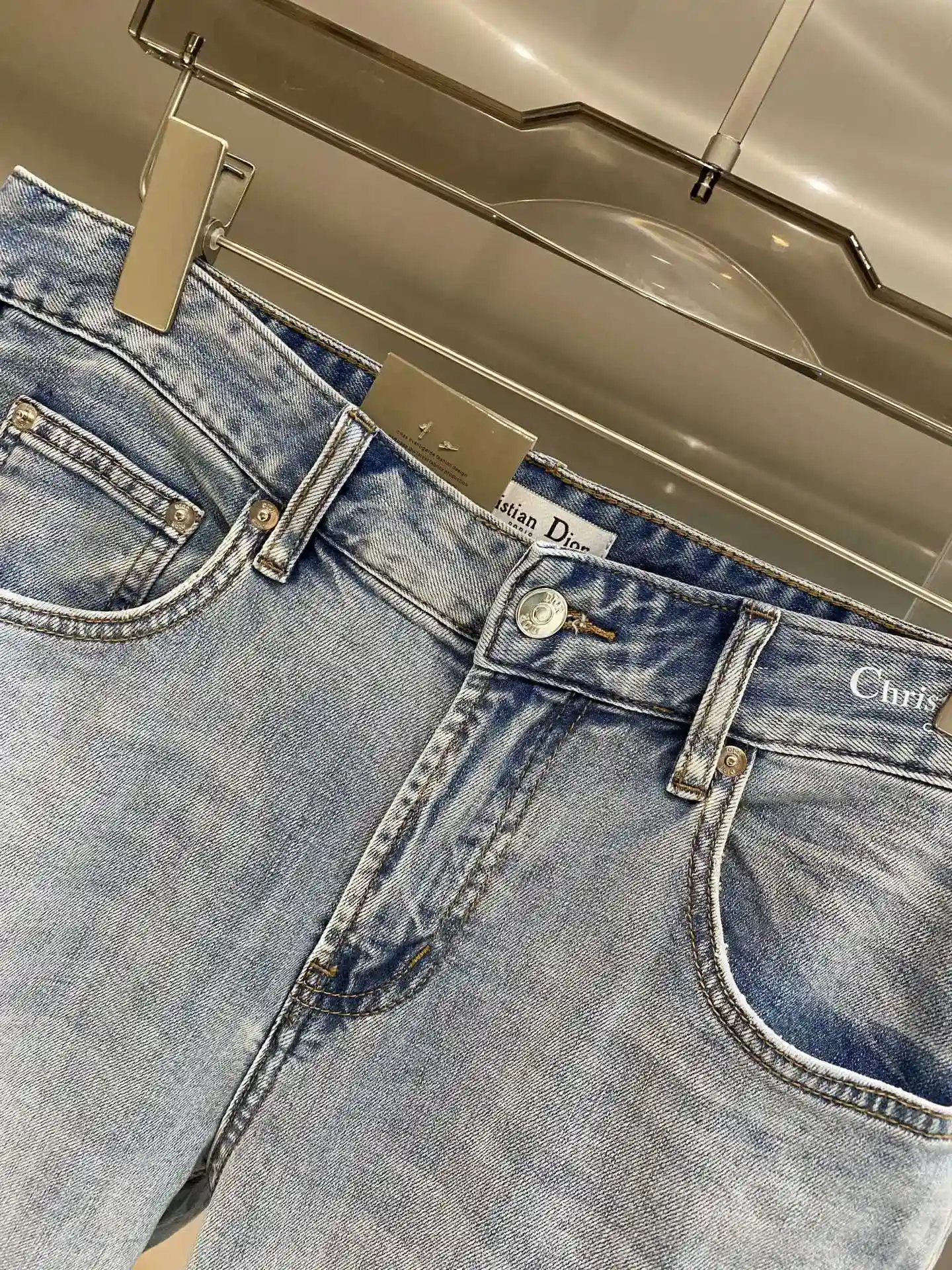 صورة [5]- "𝙉𝙚𝙚🤍🤍Dior jeans" جينز ديور جينز كلاسيكي من الدنيم الكلاسيكي تفسير جديد للدنيم الأزرق الفاتح الجديد من الدنيم الأزرق الفاتح المنعش والمتعدد الاستخدامات المليء بالحس الشبابي للخصر الخلفي عند العلامة الجلدية وتصميم الخياطة الرائع يبرز جودة العلامة التجارية العالية والأسلوب الفريد من نوعه الرائع! يمكن تعديل شكل الساق بشكل جيد لارتداء مريح وأنيق 29-36🅿️520-حقائب مقلدة عالية الجودة