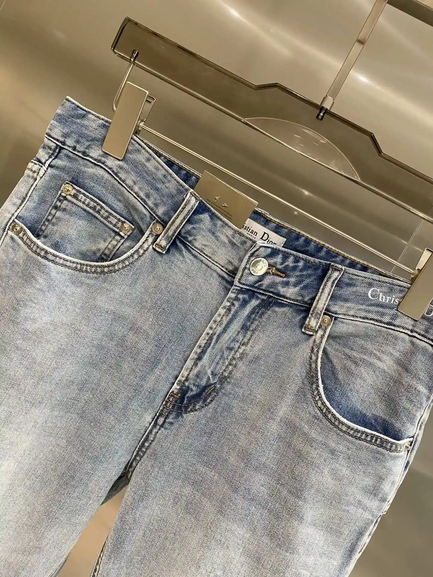 Image [3]-"𝙉𝙚𝙬🤍 Dior jeans" Dior jeans classique denim mode nouvelle interprétation de denim bleu clair frais et polyvalent plein de sens de la jeunesse de la taille arrière à l'étiquette en cuir et le design de couture exquise met en évidence la haute qualité de la marque et le style unique version de l'awesome ! Peut bien modifier la forme de la jambe porter confortable et élégant 29-36🅿️520-high réplique sacs