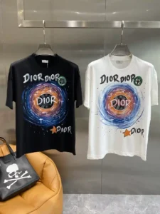 《𝙉𝙚𝙬🤍迪家》
Dior 梦幻T恤把艺术穿在身上 纯净的白色底色上是宛如艺术画作般的绚烂图案色彩斑斓的圆环设计搭配多处“DIOR”字样个性又吸睛面料柔软舒适透气性也超棒宽松版型M-3XL🅿️460-高仿包包