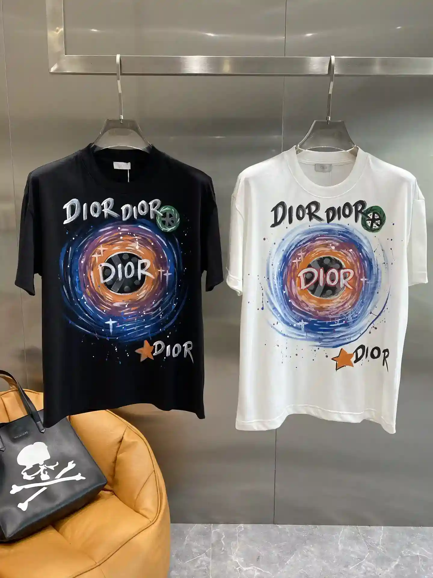 𝙉𝙚𝙬🤍 Di casa "Dior" sueño camiseta de llevar el arte en el cuerpo Fondo blanco puro es como pinturas de arte en el patrón brillante de diseño de círculo de colores con una serie de palabras "DIOR" personalidad y llamativo tejido suave y cómodo transpirable también gran ajuste flojo M 3XL 460-alta imitación bolsas "La tela es suave y cómodo, transpirable y magnífico ajuste suelto M-3XL🅿️460-alta moda bolsas