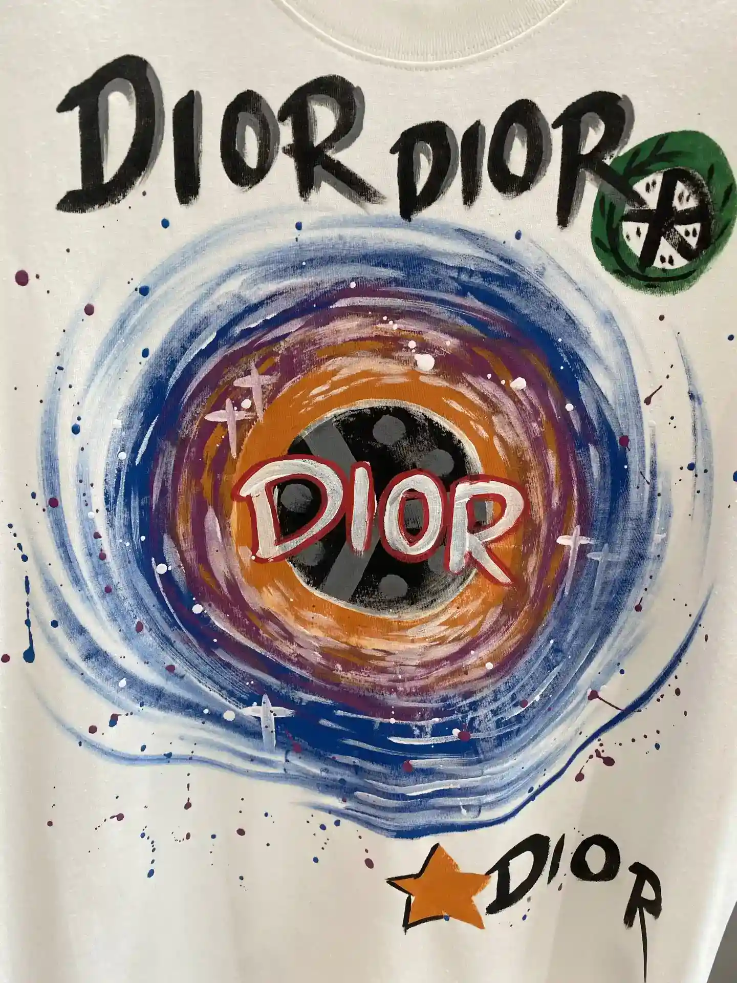 Image [6]-"𝙉𝙚𝙬🤍 Dior" Dior Fantasy T-shirt mettre l'art sur le corps Fond blanc pur est juste comme une peinture d'art comme un motif brillant de cercle coloré avec un certain nombre de mots "DIOR" personnalité et accrocheur tissus doux et confortable respirant également grande coupe ample M-3XL 460-High Faux Sacs. "Le tissu est doux et confortable, respirant et superbement ample M-3XL🅿️460-high-fashion bags