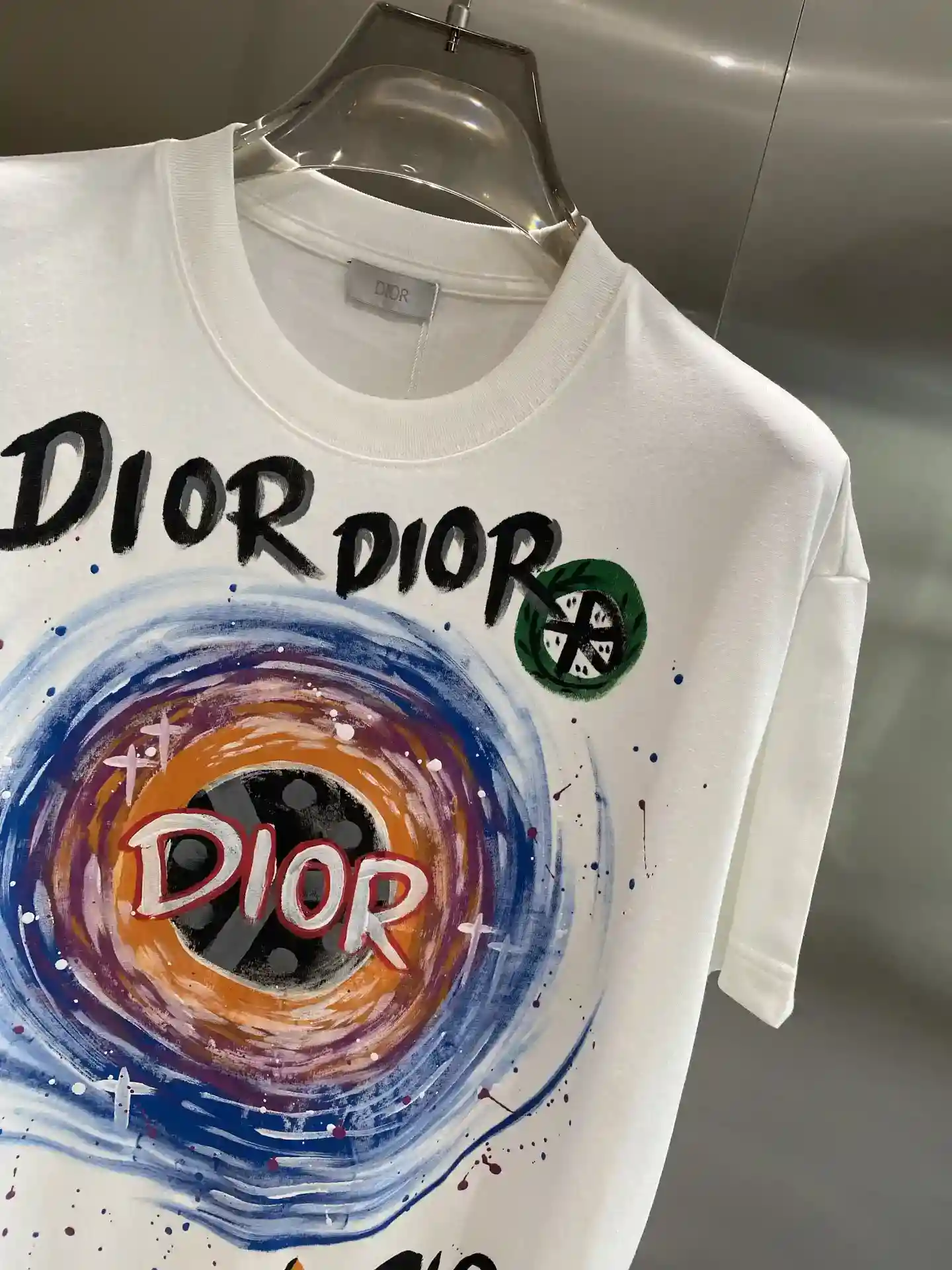 Imagen [4]-"𝙉𝙚𝙬🤍 Dior" Camiseta Dior Fantasy puso el arte en el cuerpo Fondo blanco puro es igual que una pintura de arte como un patrón brillante de diseño de círculo de colores con un número de palabras "DIOR" personalidad y llamativos tejidos suave y cómodo transpirable también gran ajuste suelto M-3XL 460-Altas Bolsas de Faux "La tela es suave y cómodo, transpirable y magnífico ajuste suelto M-3XL🅿️460-alta moda bolsas