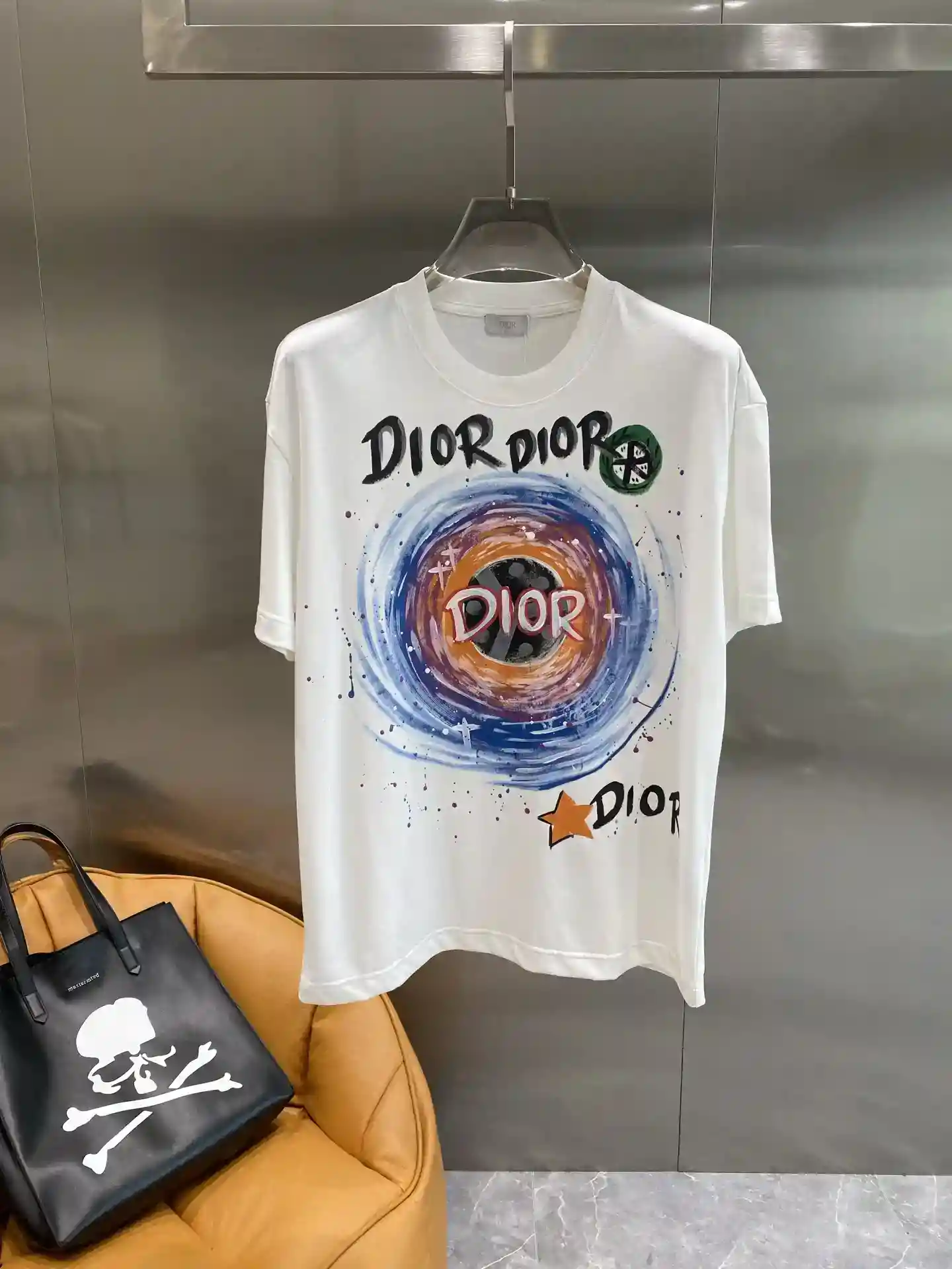 Imagem [2]-"𝙉𝙚𝙬🤍 Dior" A T-shirt Dior Fantasy coloca a arte no corpo O fundo branco puro é como uma pintura de arte como um padrão brilhante de design de círculo colorido com um número de palavras "DIOR" personalidade e tecidos atraentes macio e confortável respirável também grande ajuste solto M-3XL 460-Sacos de alta moda "O tecido é macio e confortável, respirável e muito solto M-3XL🅿️460-sacos de alta-costura