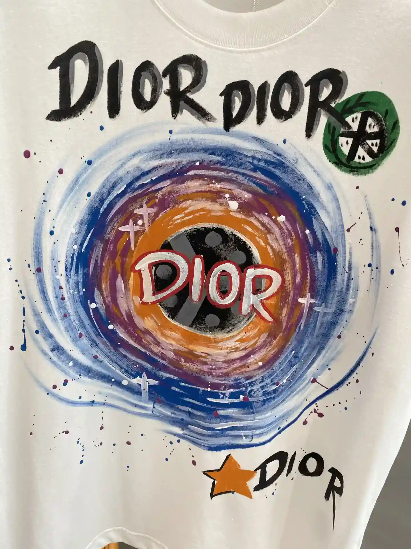 사진 [5]-"𝙉𝙚𝙬🤍 Dior" 예술을 몸에 입는 디올 드림 티셔츠 새하얀 바탕에 화려한 원형 디자인의 화려한 패턴과 수많은 "DIOR" 단어 개성과 눈길을 끄는 직물 부드럽고 편안한 통기성 또한 뛰어난 루즈핏 M-3XL 460-High Faux Bags "원단은 부드럽고 편안하며 통기성이 뛰어나고 루즈 핏이 뛰어난 M-3XL🅿️460- 하이 패션 백