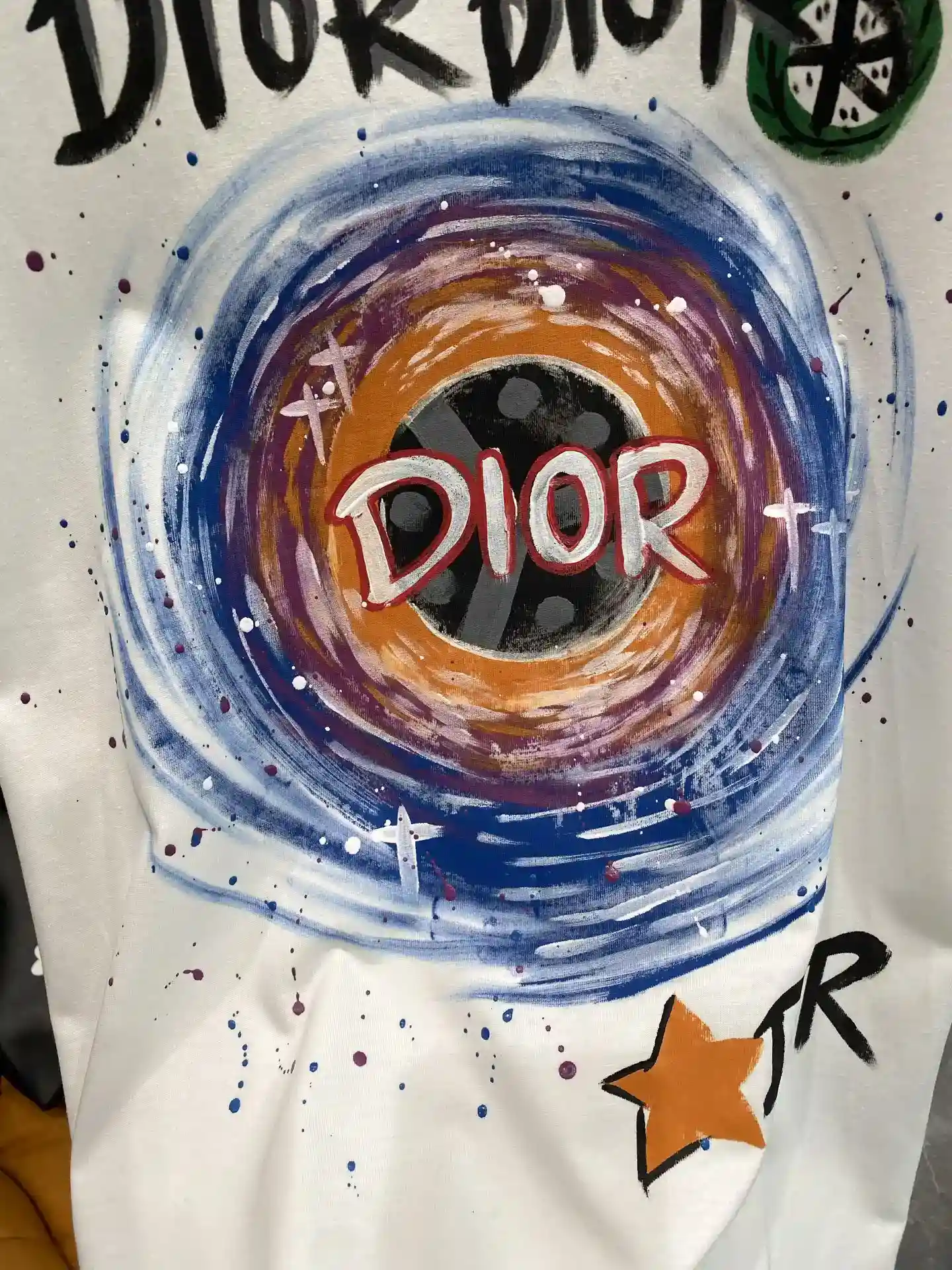 Imagen [7]-"𝙉𝙚𝙬🤍 Dior" Dior sueño camiseta para llevar el arte en el cuerpo Fondo blanco puro es igual que una pintura de arte como un patrón brillante de diseño de círculo de colores con un número de palabras "DIOR" personalidad y llamativos tejidos suave y cómodo transpirable también gran ajuste suelto M-3XL 460-Altas Bolsas de imitación "La tela es suave y cómodo, transpirable y magnífico ajuste suelto M-3XL🅿️460-alta moda bolsas