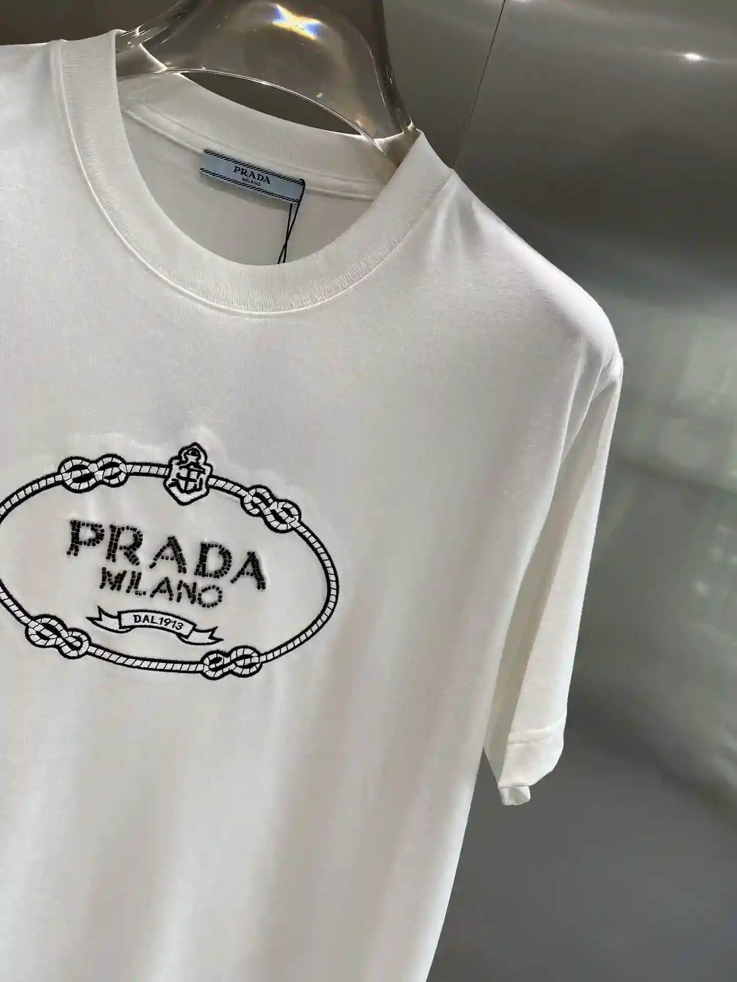 图片[5]-《𝙉𝙚𝙬🤍普拉达》
Prada 经典黑T低调中的奢华 黑色T恤！经典黑色百搭又显瘦胸前精致的白色标识图案简约却不失奢华感Prada 的格调尽显面料质感超棒XS-L🅿️440-高仿包包