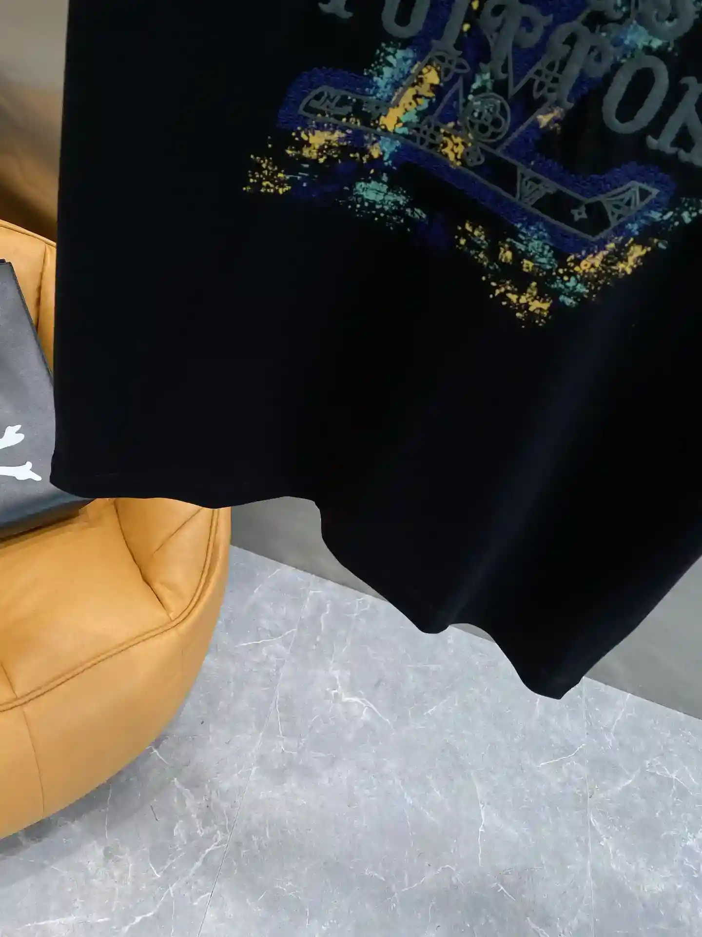 Foto [8]-"𝙉𝙚𝙬🤍LV" LV negro y blanco camiseta de moda flores gemelas modelos negro fresco y guapo misterioso modelos blancos fresco y sencillo se imprimen con un sentido muy artístico de colorido salpicadura de tinta LV logotipo personalidades y de alto nivel de la tela agradable a la piel y suave de llevar cómodo y transpirable M-3XL 🅿️460-alta-moda-bolsos