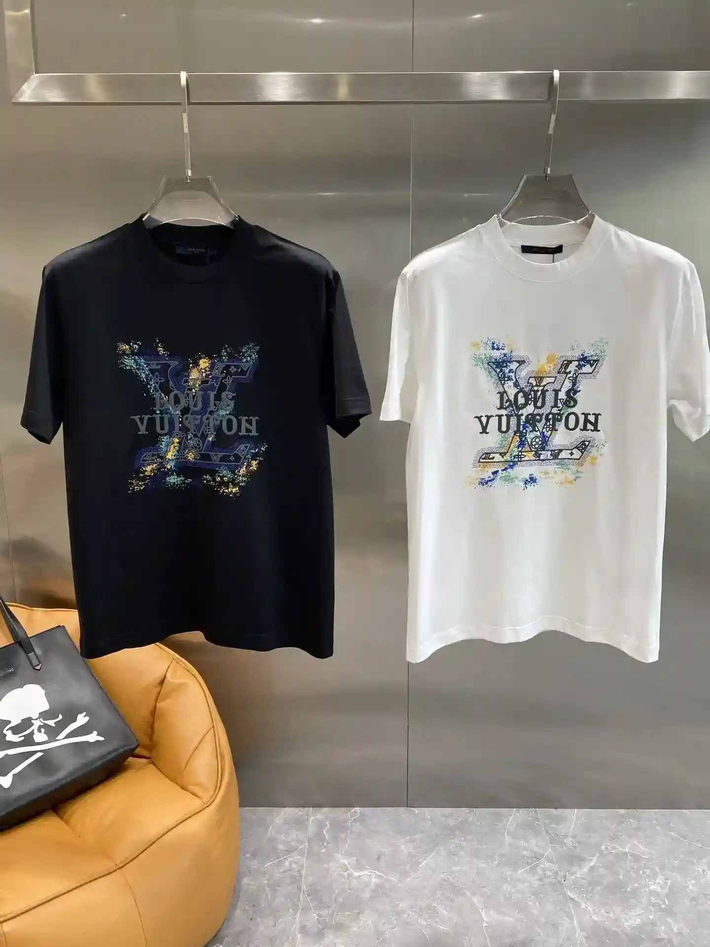 𝙉𝙚𝙬🤍LV 𝙉𝙚𝙬🤍LV 𝙉𝙚𝙚𝙬🤍LV camiseta blanco y negro mundo de la moda de los gemelos de la flor modelos negro fresco guapo misterioso modelo blanco es refrescante simple se imprimen con un sentido muy artístico de la salpicadura de color de la tinta LV logotipo personalizado y de alto nivel de tela agradable a la piel y suave para llevar cómodamente y transpirable M-3XL 🅿️460-alta-moda-bolsos