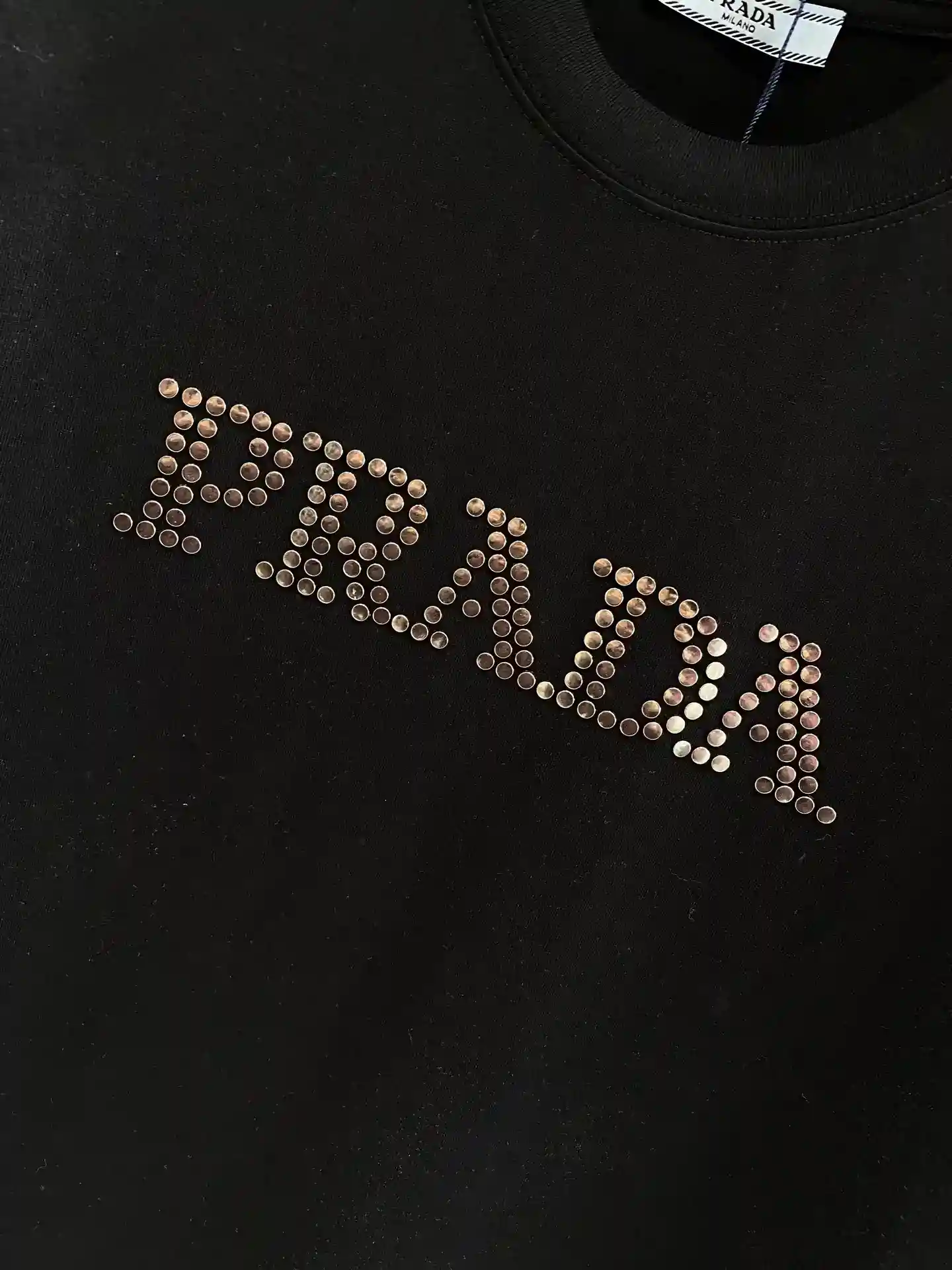 Imagen [5]-"𝙉𝙚𝙬🤍 Prada" Prada camiseta blanco y negro modelos negro fresco y guapo misterioso modelos blancos pecho fresco y sencillo lleno de diamantes decorado con "PRADA" letras al instante actualizar De alta calidad sentido de la luz brillante llamativo tejido agradable a la piel y suave M-3XL🅿️440-alta moda bolsas