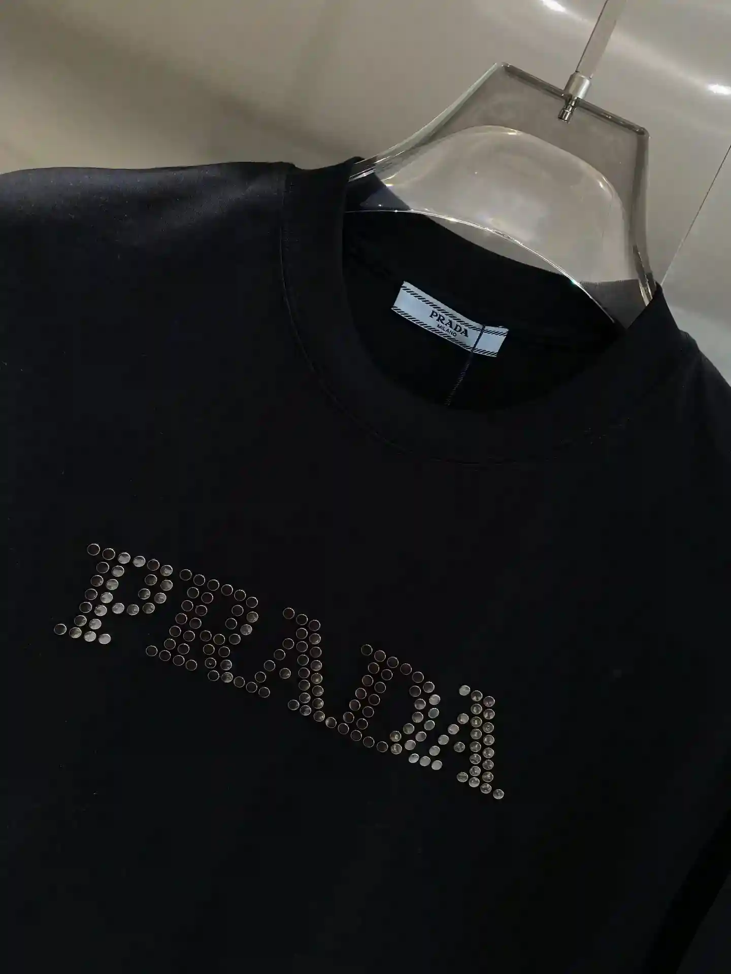 Imagen [4]-"𝙉𝙚𝙬🤍 Prada" Prada camiseta blanco y negro modelos negro fresco y guapo misterioso modelos blancos pecho fresco y sencillo lleno de diamantes decorado con "PRADA" letras al instante actualizar De alta calidad sentido de la luz brillante llamativo tejido agradable a la piel y suave M-3XL🅿️440-alta moda bolsas