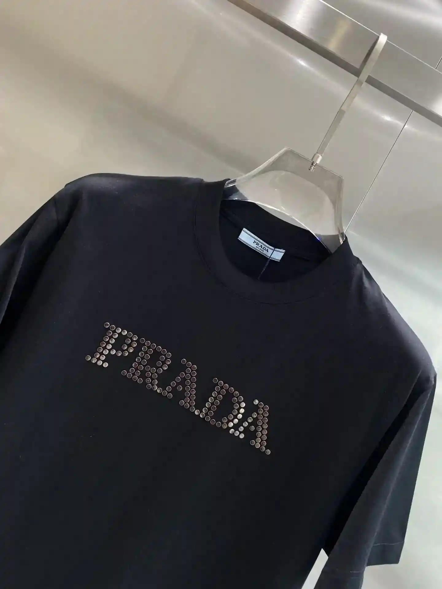 图片[3]-《𝙉𝙚𝙬🤍普拉达》
Prada 黑白 T 恤黑色款酷帅神秘白色款清新简约胸前缀满钻饰的“PRADA”字母瞬间提升高级感在光线下闪耀夺目面料亲肤柔软M-3XL🅿️440-高仿包包