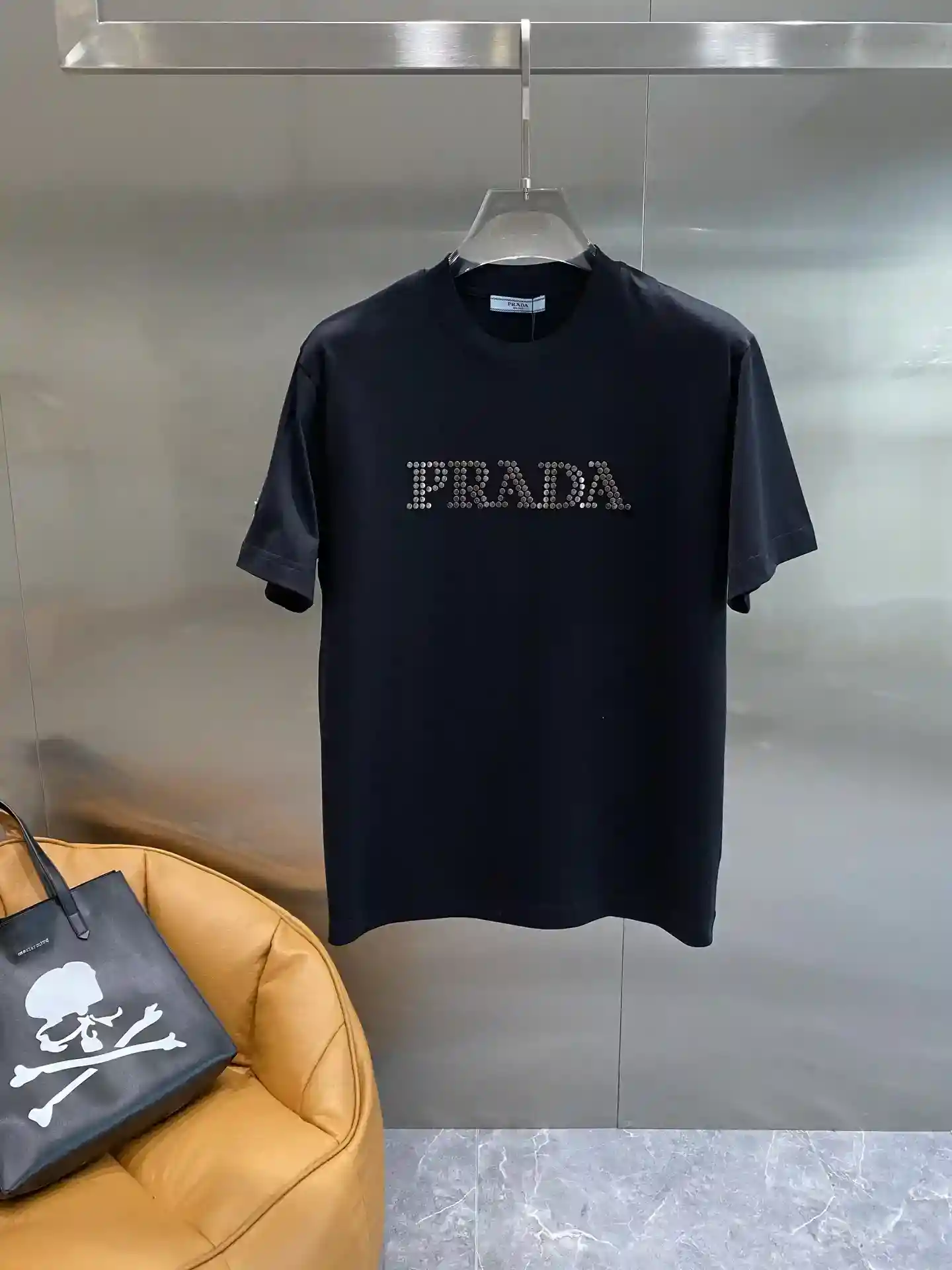 图片[2]-《𝙉𝙚𝙬🤍普拉达》
Prada 黑白 T 恤黑色款酷帅神秘白色款清新简约胸前缀满钻饰的“PRADA”字母瞬间提升高级感在光线下闪耀夺目面料亲肤柔软M-3XL🅿️440-高仿包包