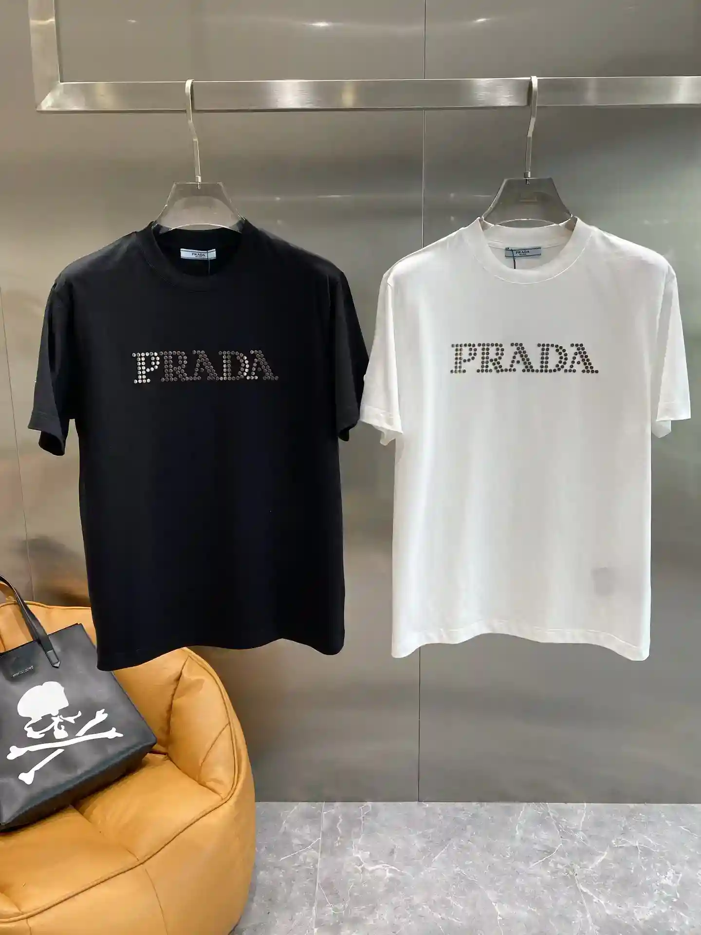 《𝙉𝙚𝙬🤍普拉达》
Prada 黑白 T 恤黑色款酷帅神秘白色款清新简约胸前缀满钻饰的“PRADA”字母瞬间提升高级感在光线下闪耀夺目面料亲肤柔软M-3XL🅿️440-高仿包包