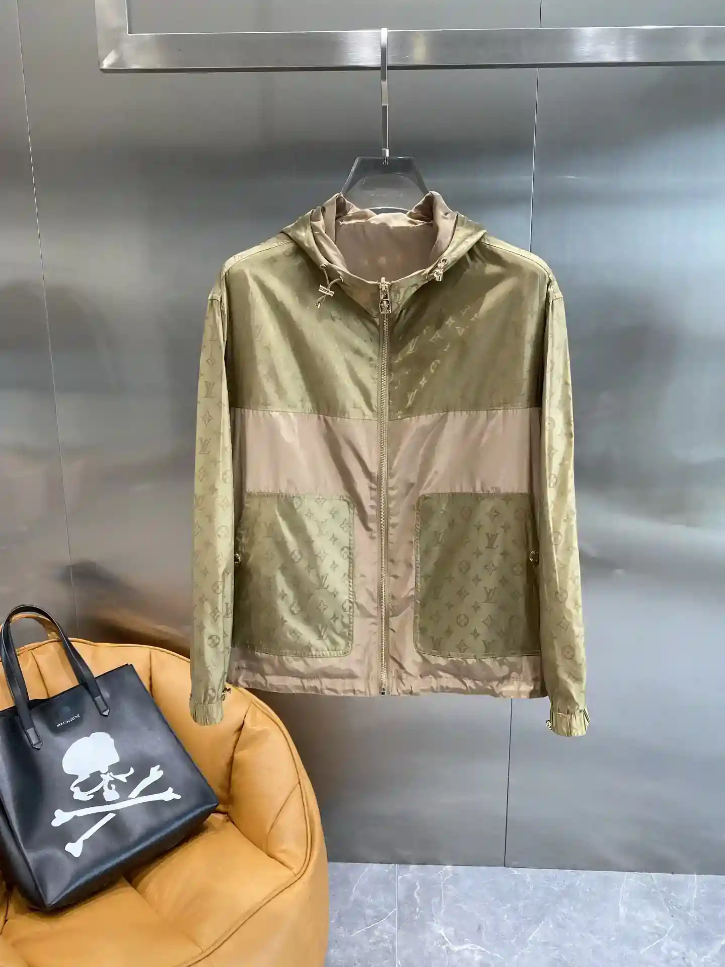 Picture [3]-"𝙉𝙚𝙬🤍LV" LV vintage style jacket reversible fashion unique scenery LV These two jackets are so great! The black model is calm and restrained khaki color model retro and fashionable classic LV old flower pattern all over the brand highlights the unique charm of the hood design adds a bit of casual sense zipper and pocket details full of practicality and beauty both lightweight fabric and windproof wear comfortable and comfortable, whether it is to go with jeans to the street to stroll or with casual pants to attend a relaxed party to become the focus of the whole scene 🅿️780-... high quality replica handbags